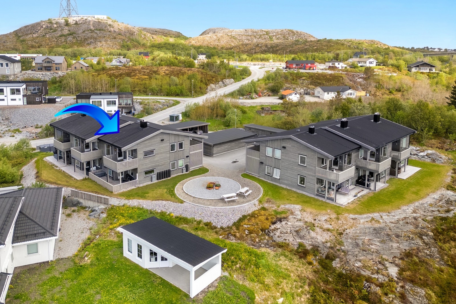 Det er kort vei til alle fasiliteter som skoler, barnehager, matbutikker, restauranter og kjøpesenter. Galleribilde