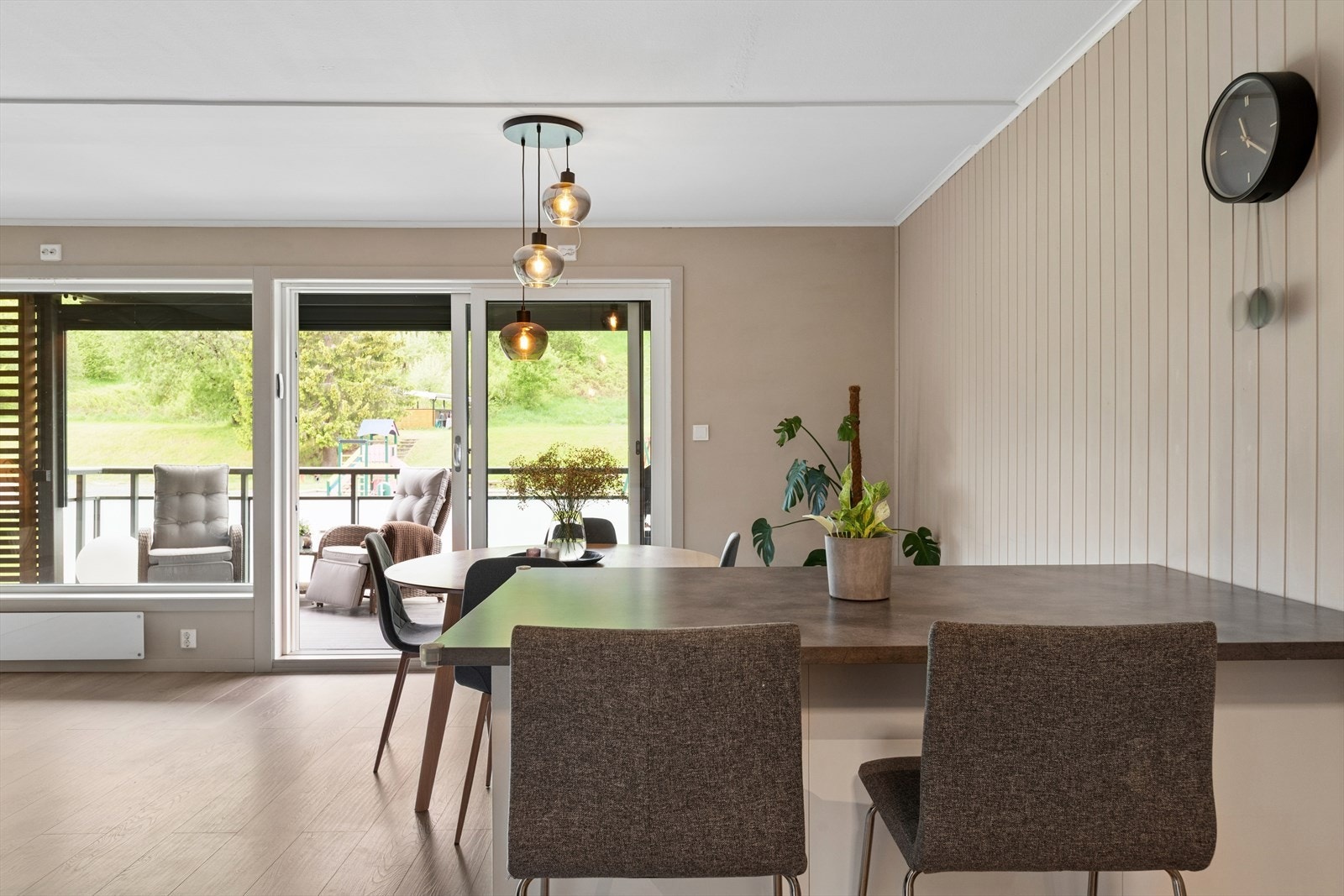 Fra stuen er det utgang til en romslig balkong på 15 m² via en skyvedør i tre, montert i 2018. Galleribilde