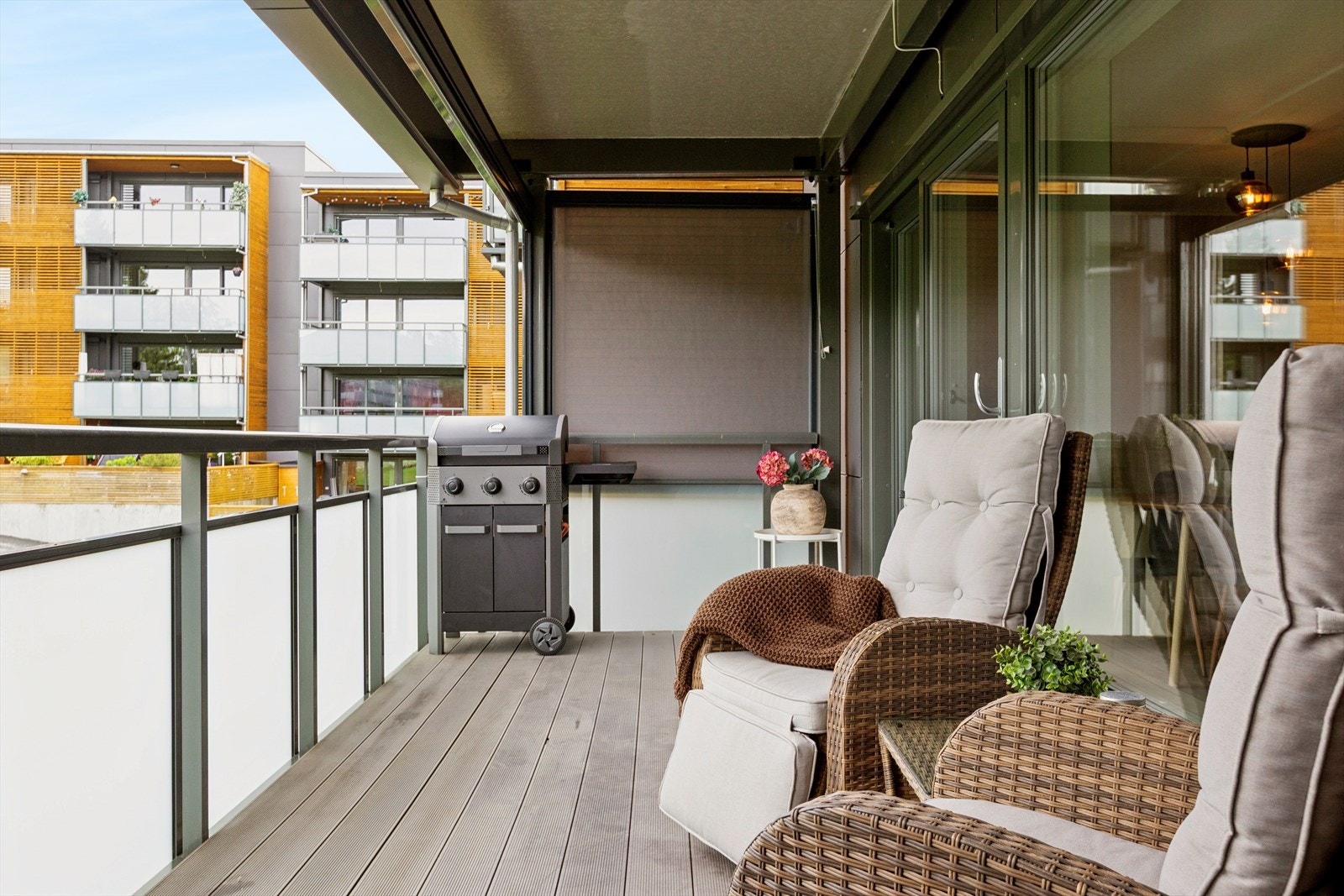 Herlig balkong med god plass til sittegruppe og grill. En stikkontakt ble montert her i 2022. Galleribilde