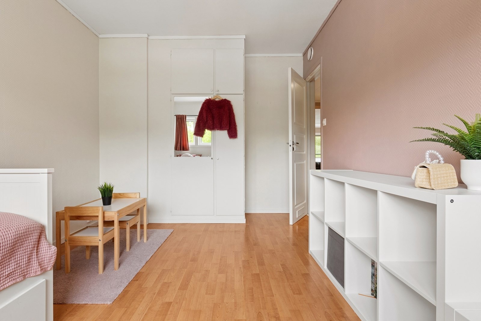 Soverommene har god plass til seng, oppbevaring og lekeareal. Galleribilde