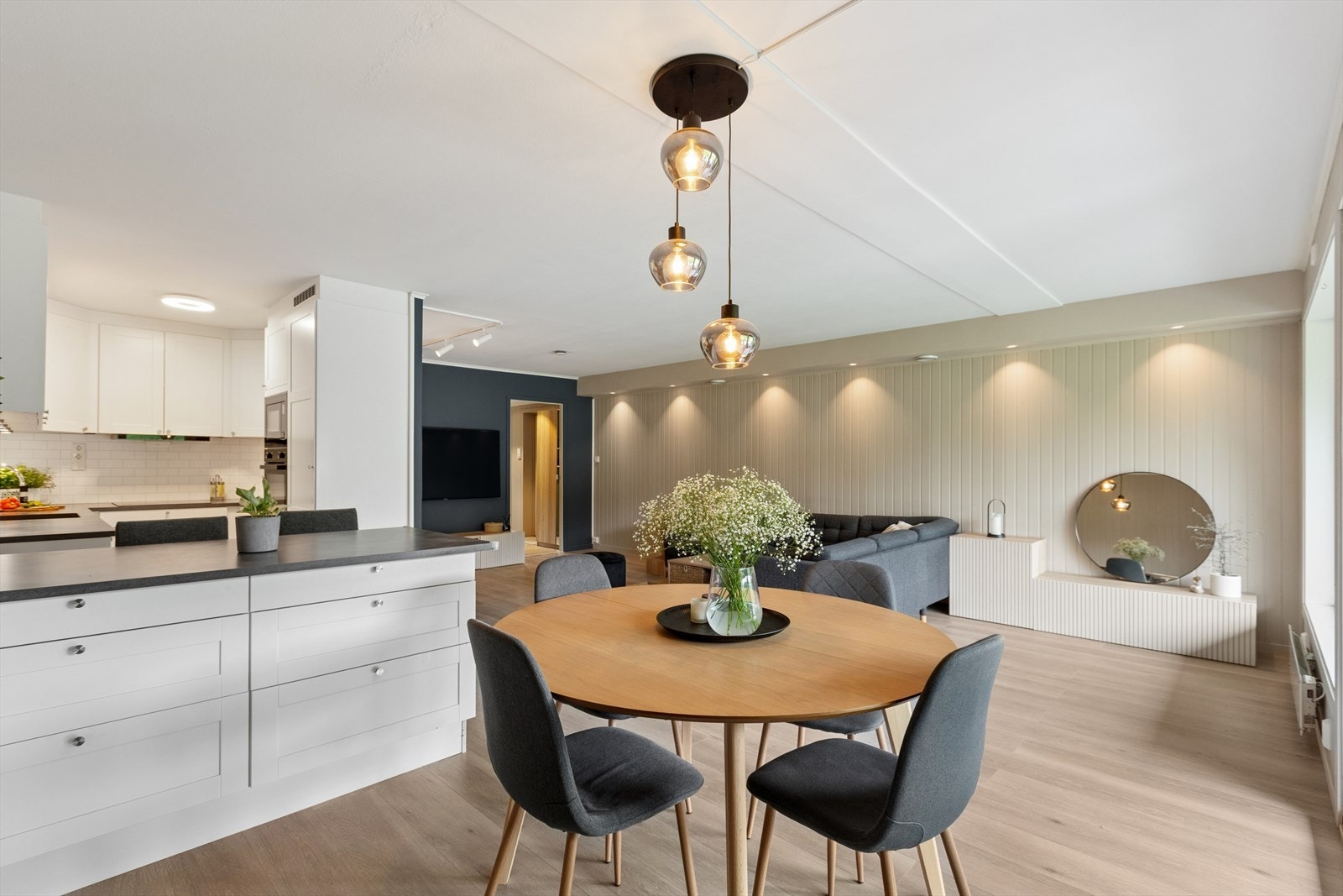 Stuen har downlights og spotter montert i 2022, som gir et godt lysbilde. Galleribilde