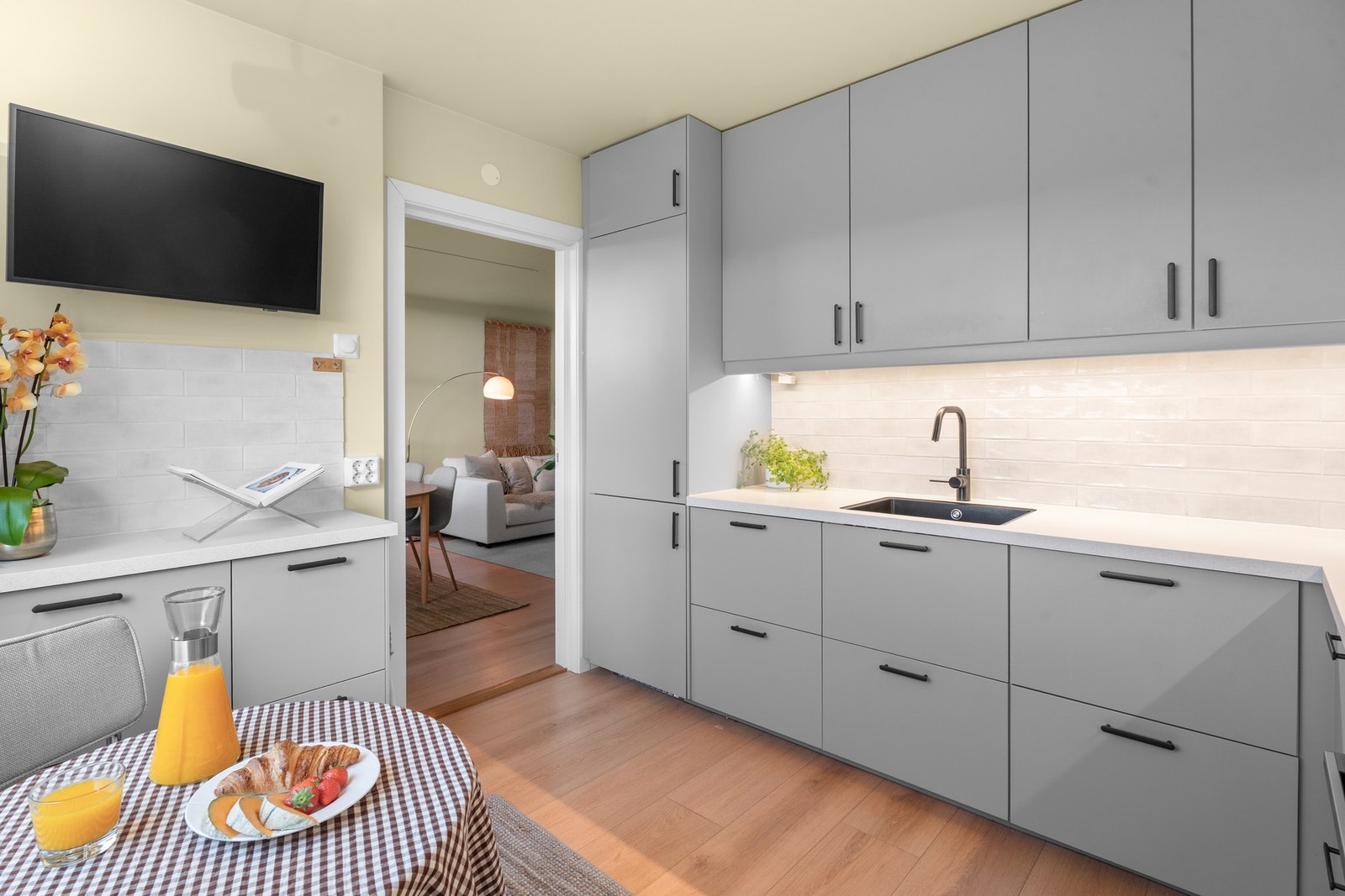 Nytt IKEA-kjøkken fra 2025 med glatte fronter og benkeplate i laminat - moderne og gjennomført standard. Galleribilde