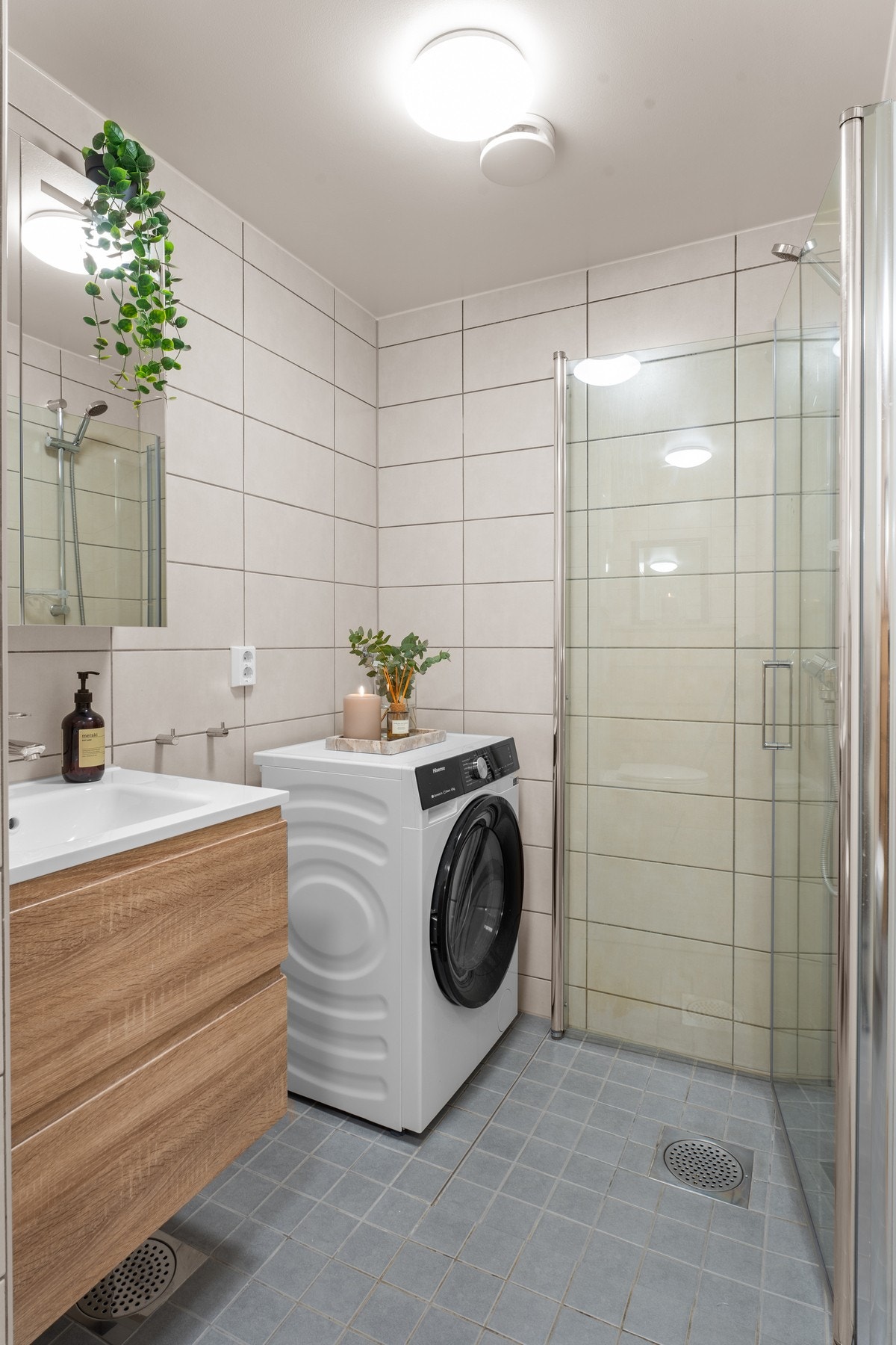 Badet ble rehabilitert av borettslaget i 2021. Opplegg for vaskemaskin gjør rommet svært praktisk i hverdagen. Galleribilde