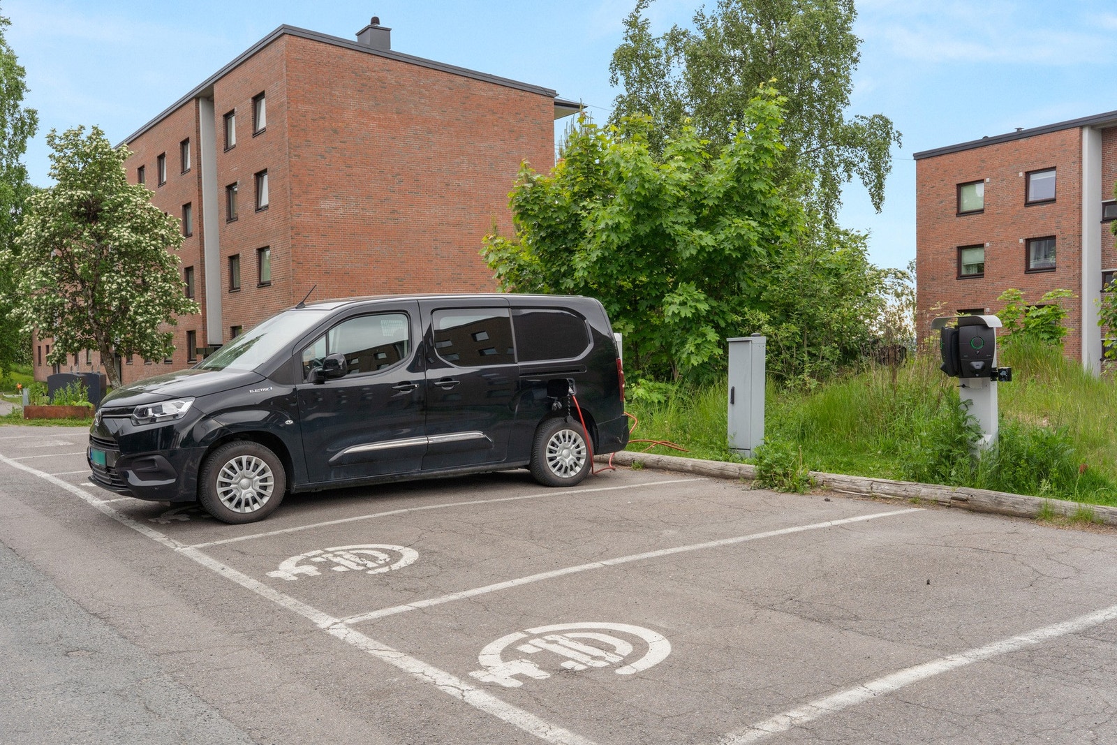 Borettslaget har el-billadestasjoner tilgjengelig for beboere - lad bilen hjemme til kun 2,50 kr per kWh. Galleribilde