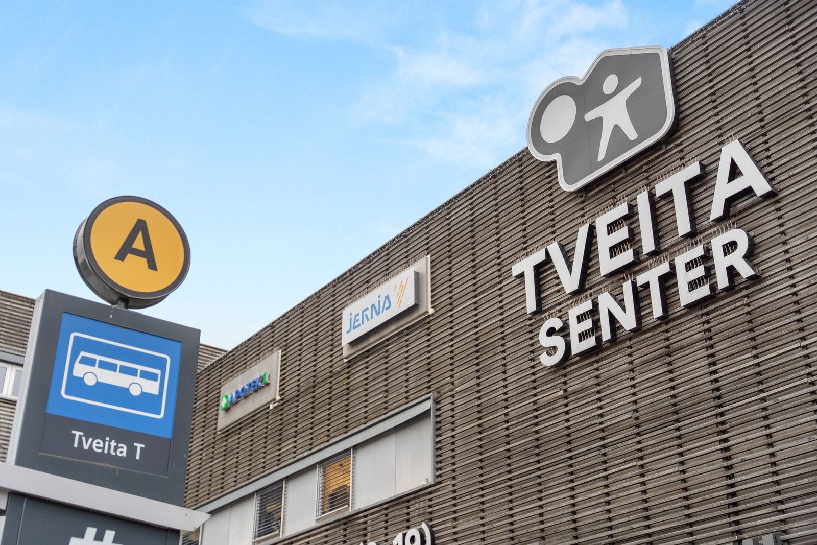 Tveita senter ligger i umiddelbar nærhet med over 70 butikker og servicetilbud, - alt du trenger på ett sted. Galleribilde