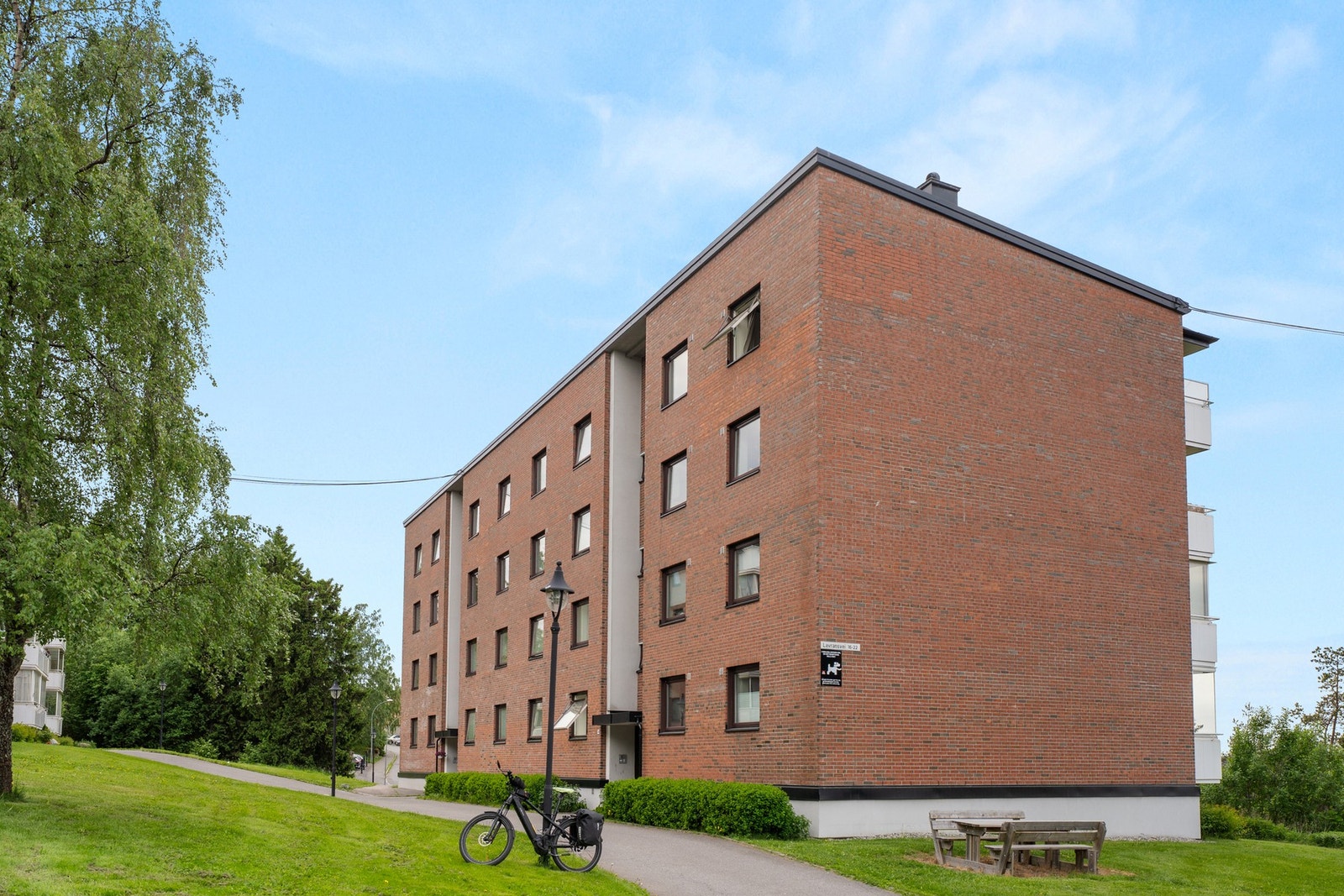 Klassisk teglsteinsfasade i veletablert borettslag - tidløst og velholdt fasade. Galleribilde