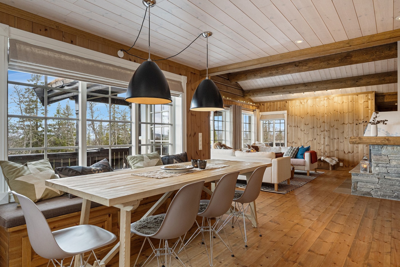 Her ligger alt til rette for ekte hyttekos med lange frokoster, gode middager, kortspill foran peisen og hyggelige kvelder etter aktive dager i fjellet. Galleribilde