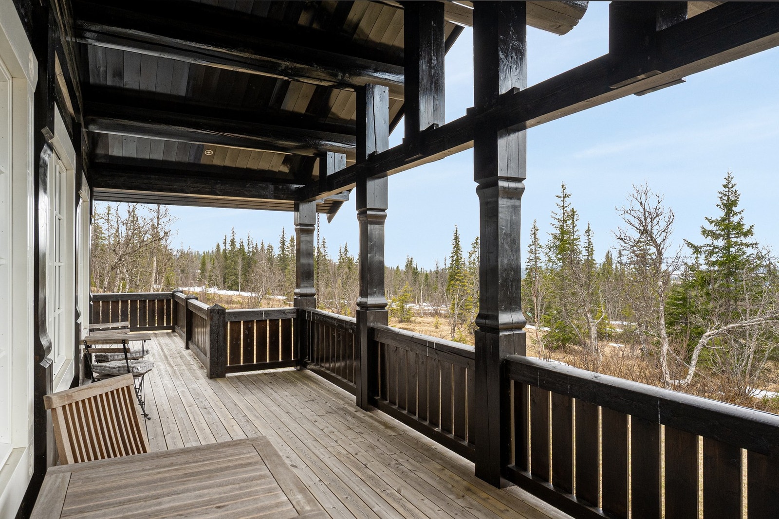 Uteområdene er like innbydende som hytta selv. Her finner du flere terrasser med både åpne partier og takoverbygg - perfekte soner for morgenkaffen, lange sommerdager eller rolige kvelder foran fjellpanoramaet. Galleribilde