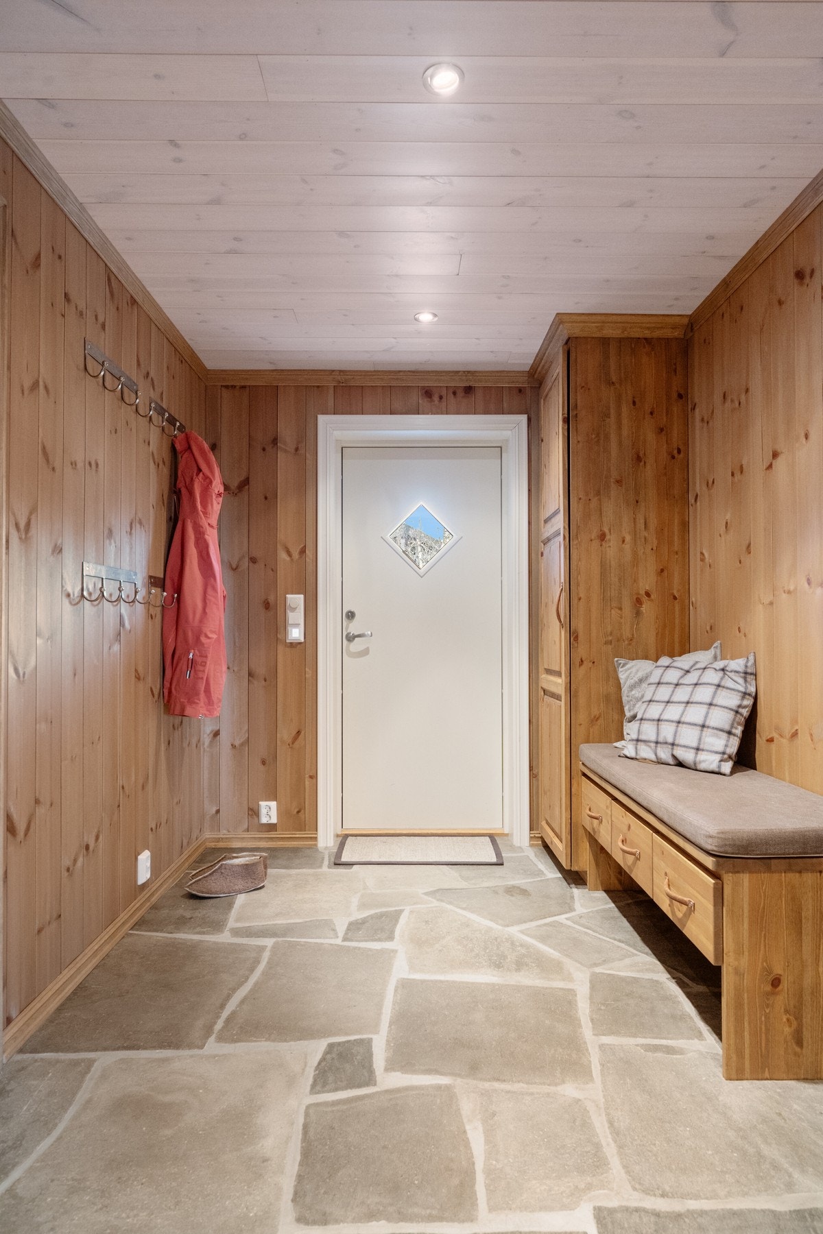 Med et bruksareal på 118 m² over ett plan, hems og lagerloft, er dette en romslig og svært godt planlagt fritidsbolig med plass til hele familien og gjester. Galleribilde
