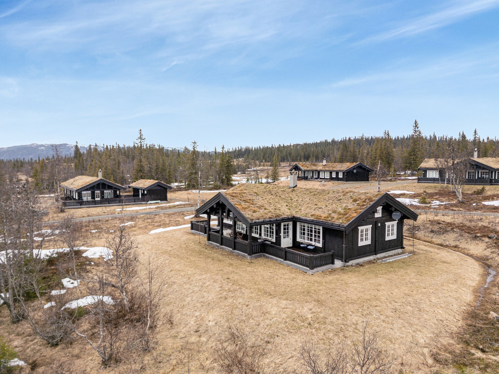 Området rundt hytta er et eldorado for friluftsinteresserte. Vinterstid prepareres milevis med skiløyper rett i nærheten, og sommeren byr på flotte tur- og sykkelmuligheter i spektakulært høyfjellsterreng, blant annet mot Langsua nasjonalpark. Galleribilde