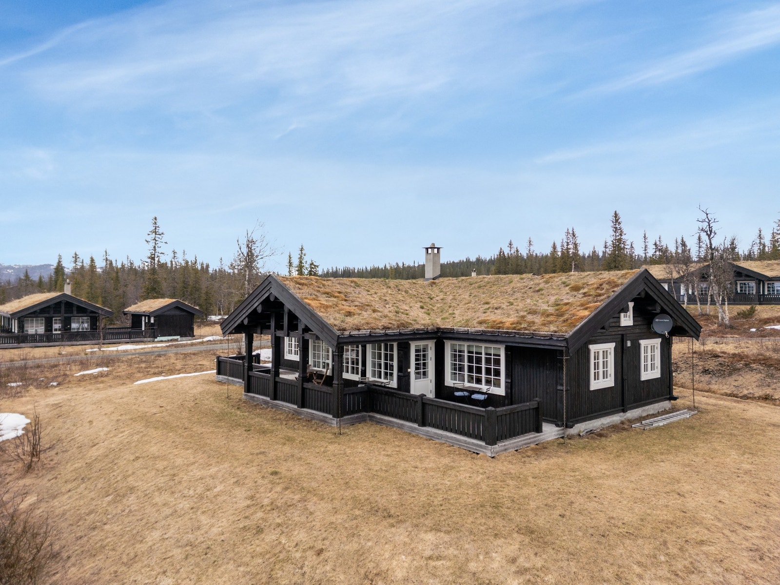 Dette er en eksklusiv og innholdsrik fjellhytte på vakre Synnfjellet - et sted hvor komfort, natur og utsikt smelter sammen til den perfekte fritidsopplevelsen. Galleribilde