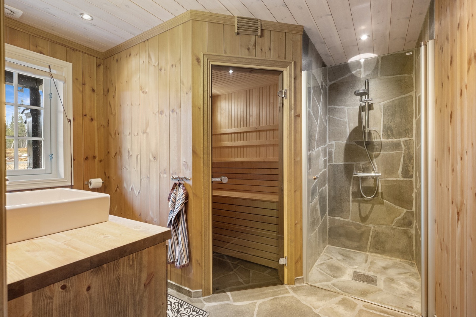 Badstuen har adkomst direkte fra badet og gir den perfekte avslutningen etter aktive dager ute i fjellet. Galleribilde