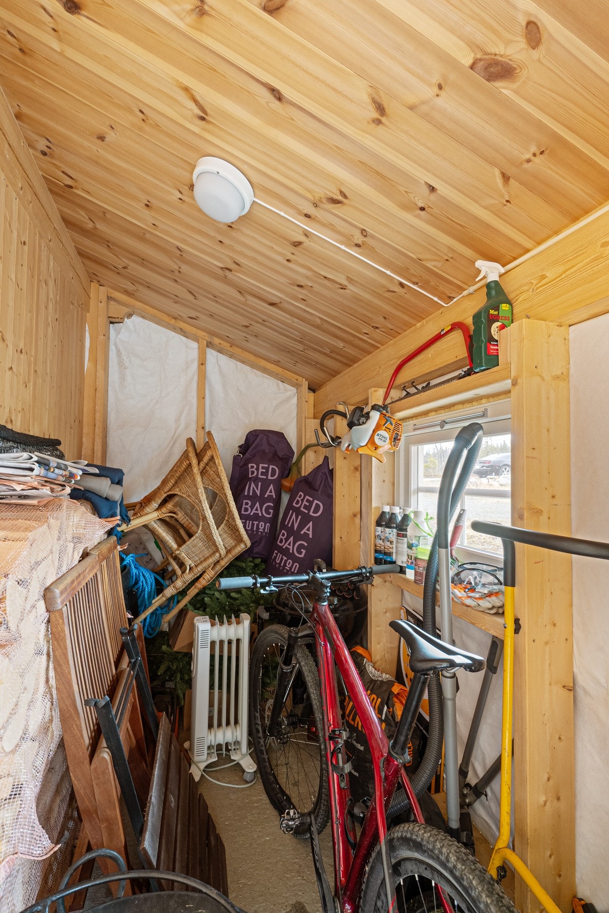 Ved inngangspartiet finner du praktiske løsninger med egen smørebod på den ene siden og utvendig bod på den andre siden - ideelt for oppbevaring av ski, turutstyr, ved og annet utstyr. Galleribilde