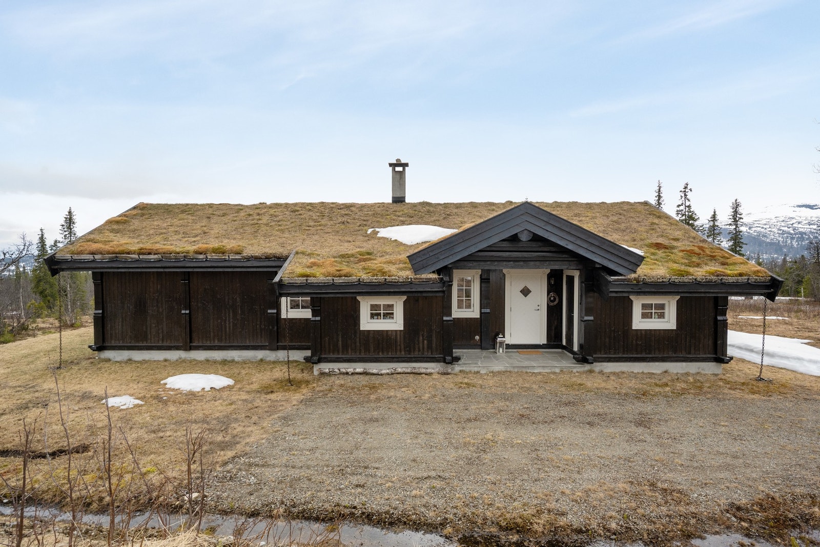 Hytta ble oppført i 2013 av anerkjente Oppland Bygg og Anlegg AS, og holder gjennomgående høy standard med moderne uttrykk kombinert med tradisjonell fjellhyttefølelse. Galleribilde