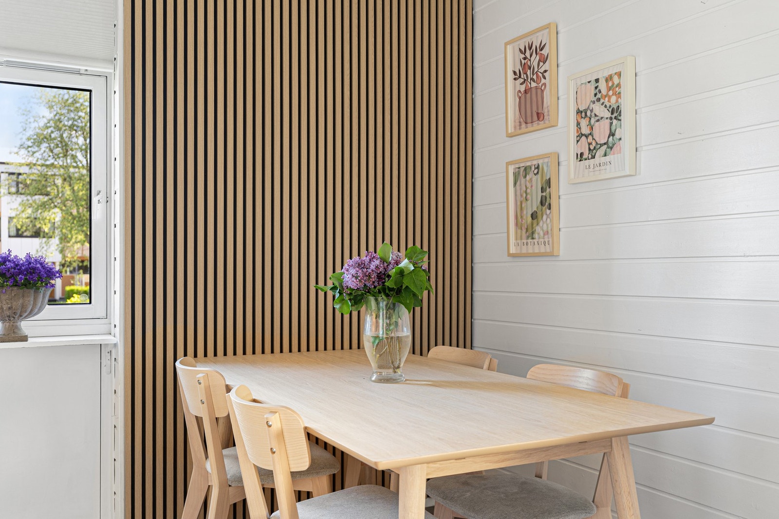 God plass til spisegruppe, perfekt for hyggelige sammenkomster med familie og venner. Galleribilde