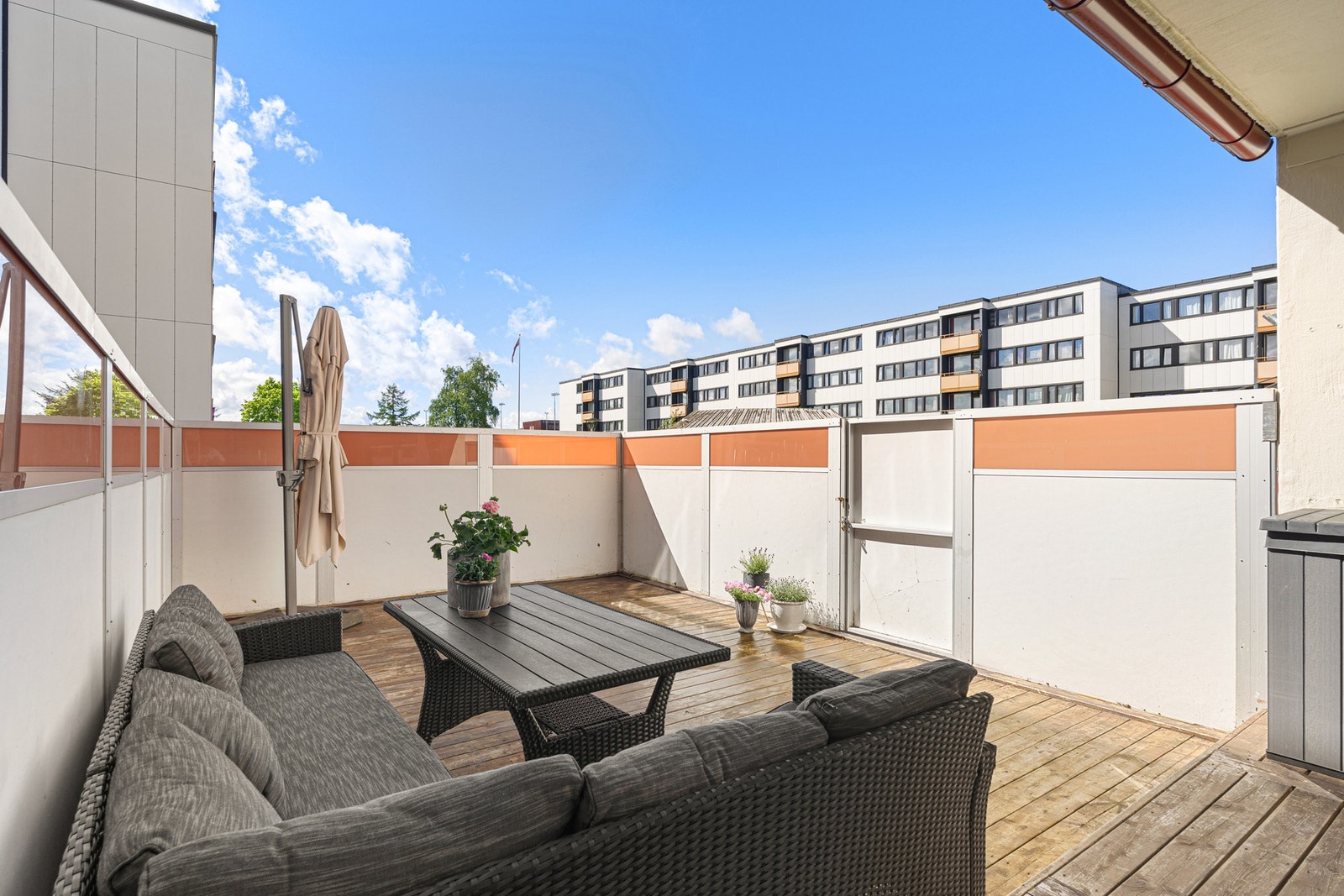 Romslig uteplass på 30 m² med gode solforhold. Galleribilde