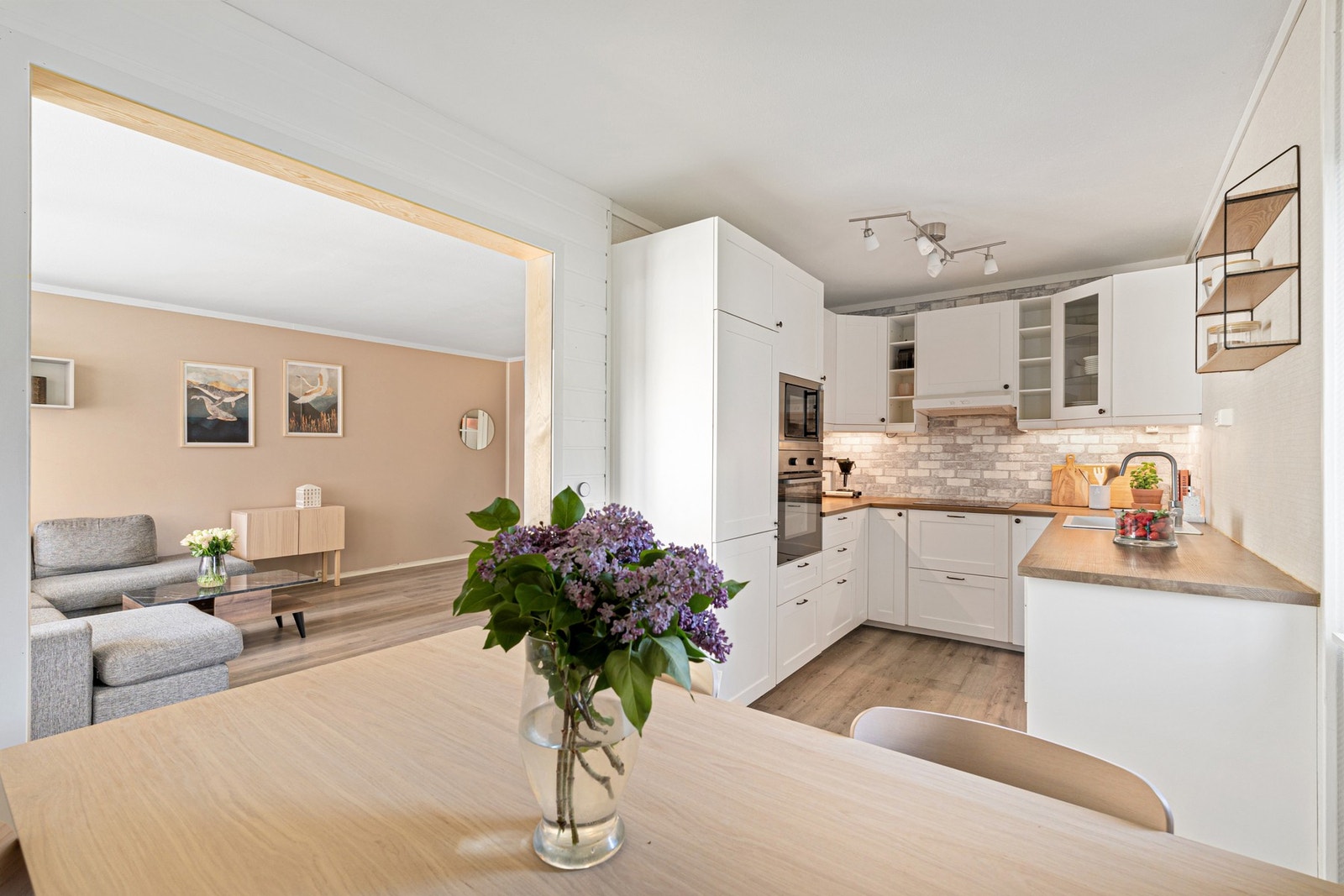 Lys og romslig oppholdsrom på 34 m² med gode møbleringsmuligheter. Galleribilde