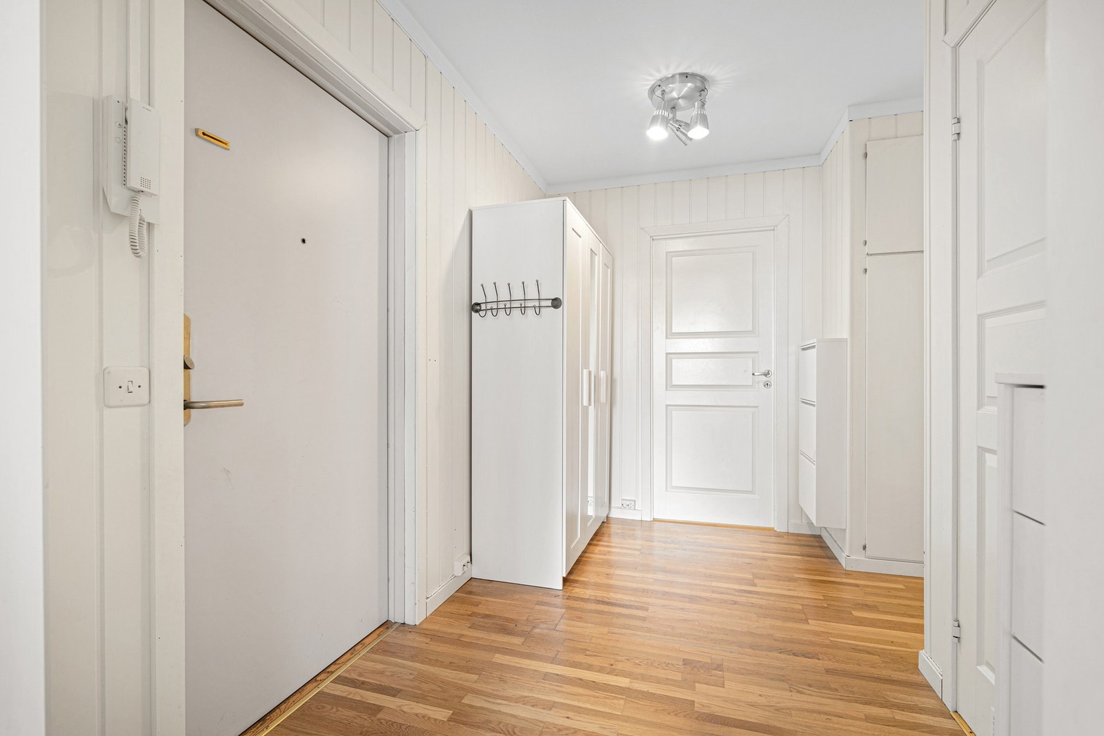 Innbydende entrè med gode oppbevaringsmuligheter for yttertøy og sko. Galleribilde