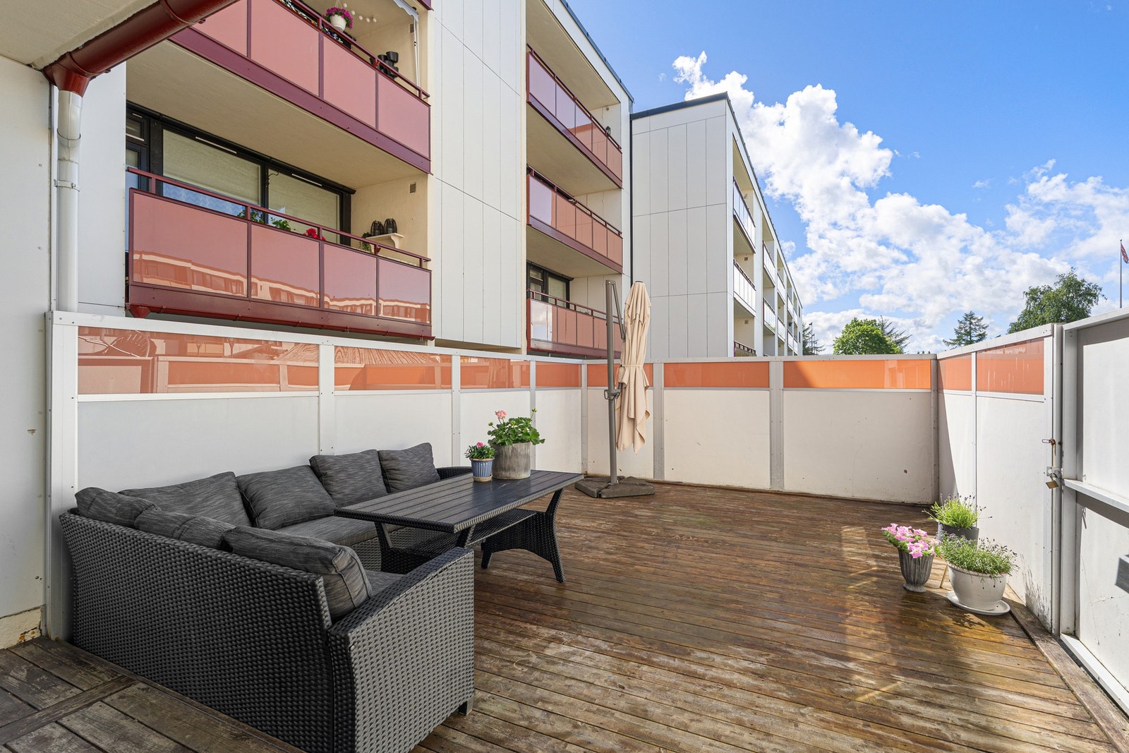 Innbydende terrasse med gode solforhold og en skjermet og hyggelig atmosfære. Galleribilde