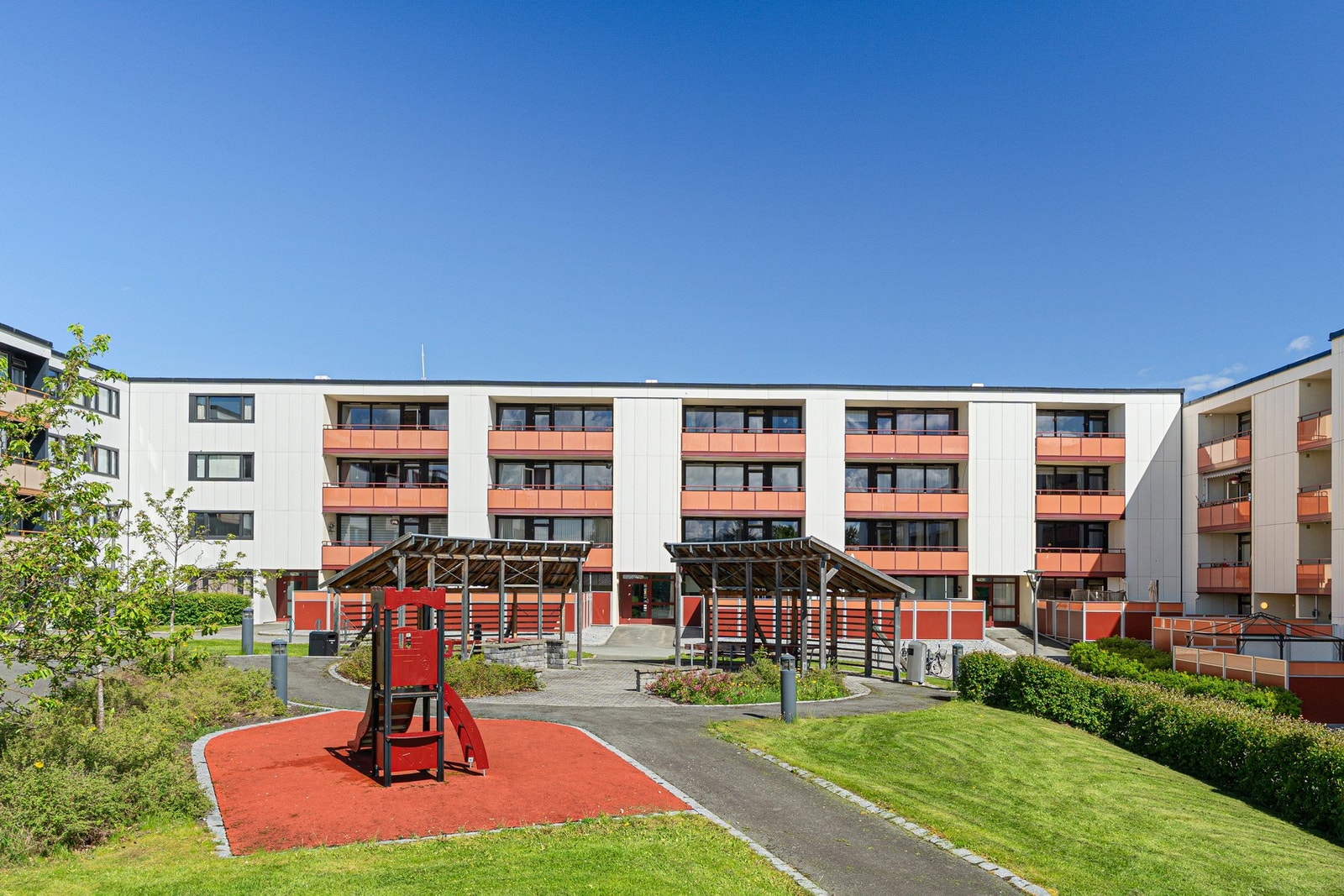 Leiligheten ligger i et meget barnevennlig område med lite trafikk og lekeplasser for barn i gatetun. Galleribilde