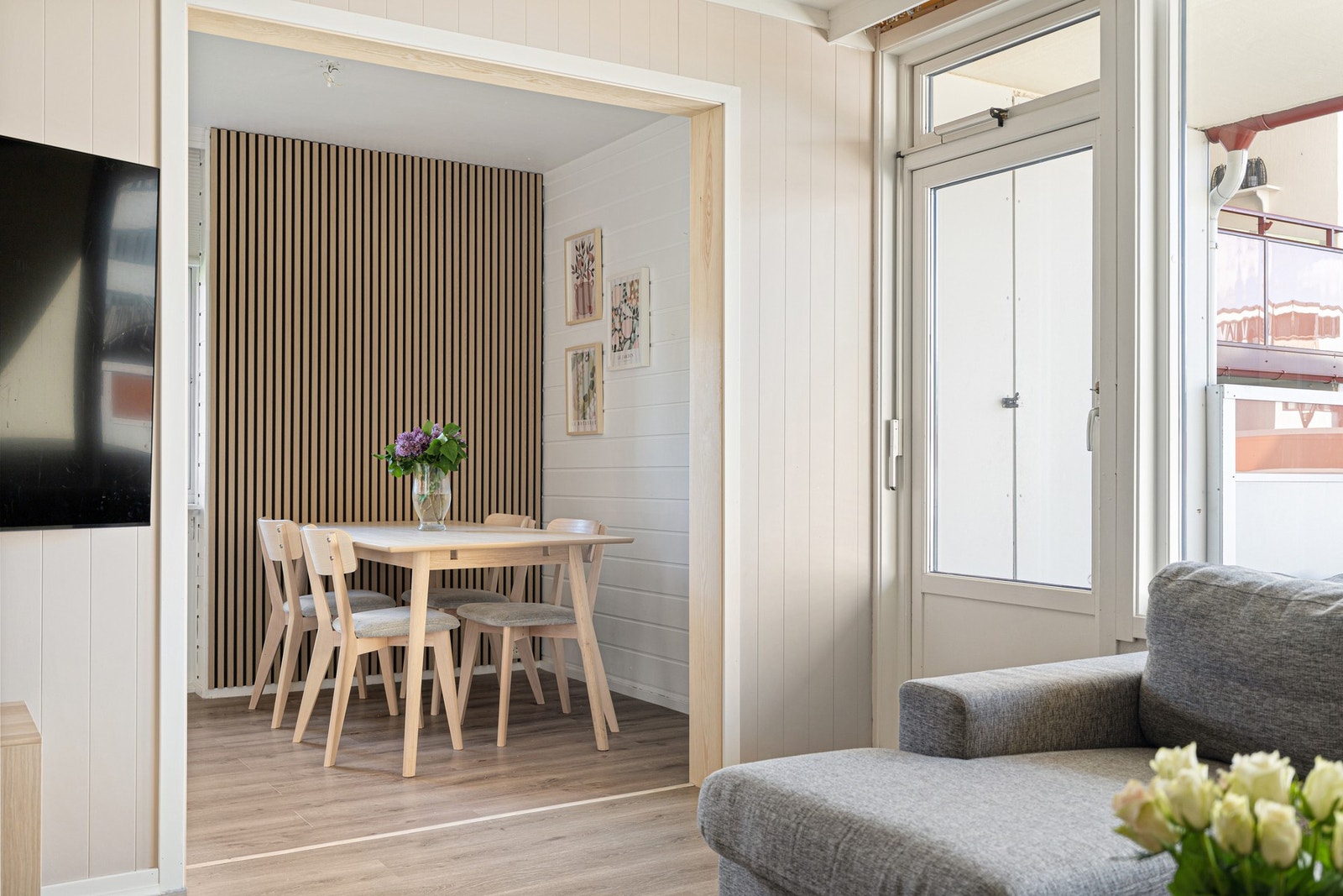 Fra stuen er det direkte utgang til en sørvendt terrasse. Galleribilde