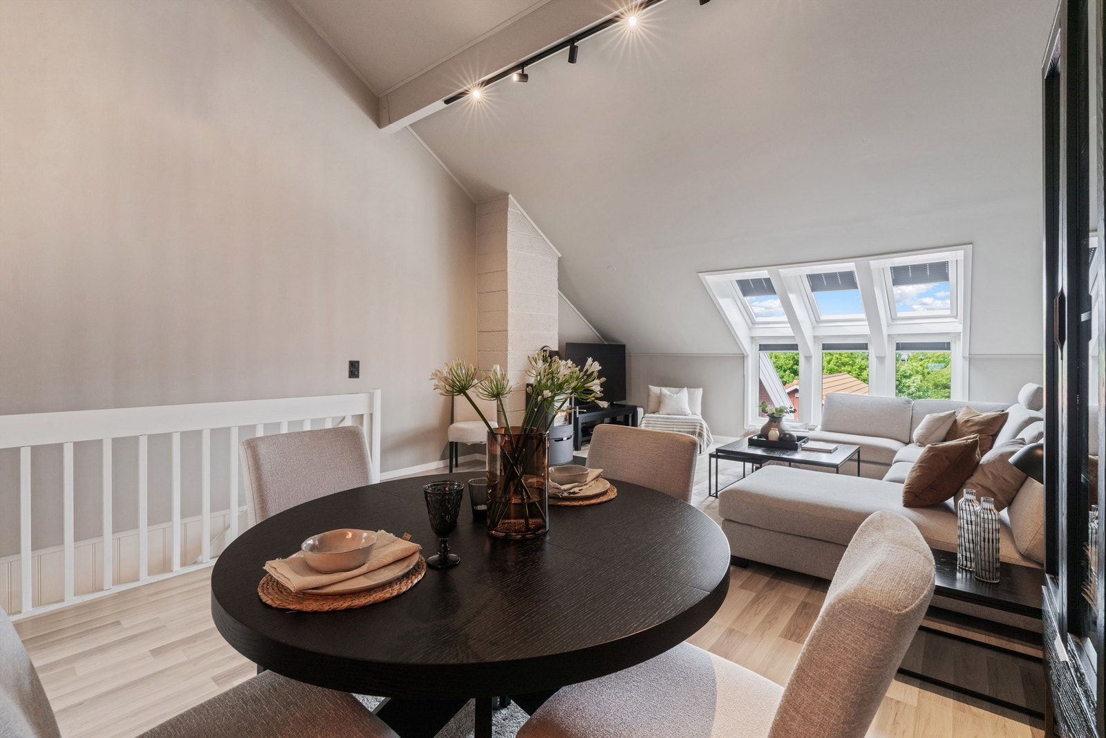Her er det god plass til både en romslig sofagruppe og en egen spisestue. Galleribilde