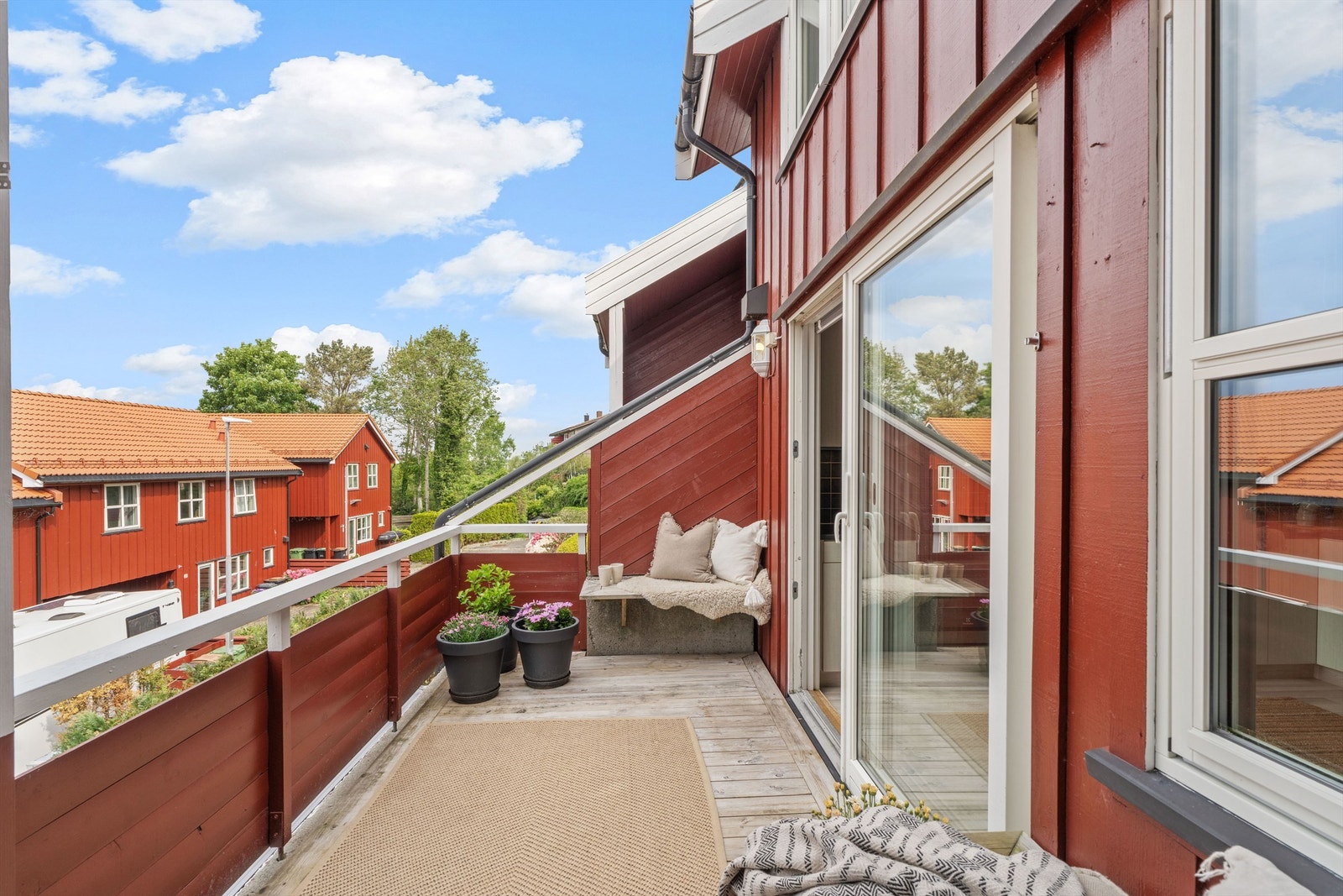 Fra terrassen er det fin utsikt over det rolige og etablerte nabolaget. Galleribilde
