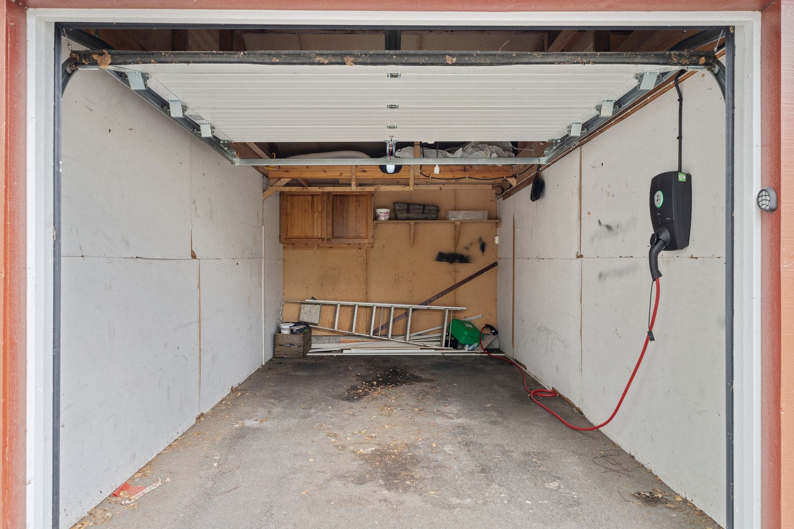 Egen garasjeplass med portåpner og installert elbillader. Galleribilde