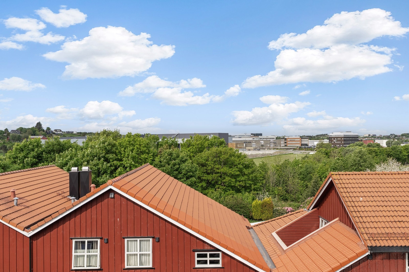 Fra leiligheten ser man mot grøntområder og Vardenes skole, som ligger i trygg gangavstand. Galleribilde