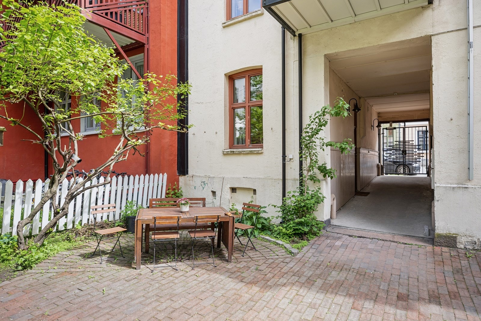 Sjarmerende bakgård med sittegrupper og gode solplasser for beboerne. Galleribilde