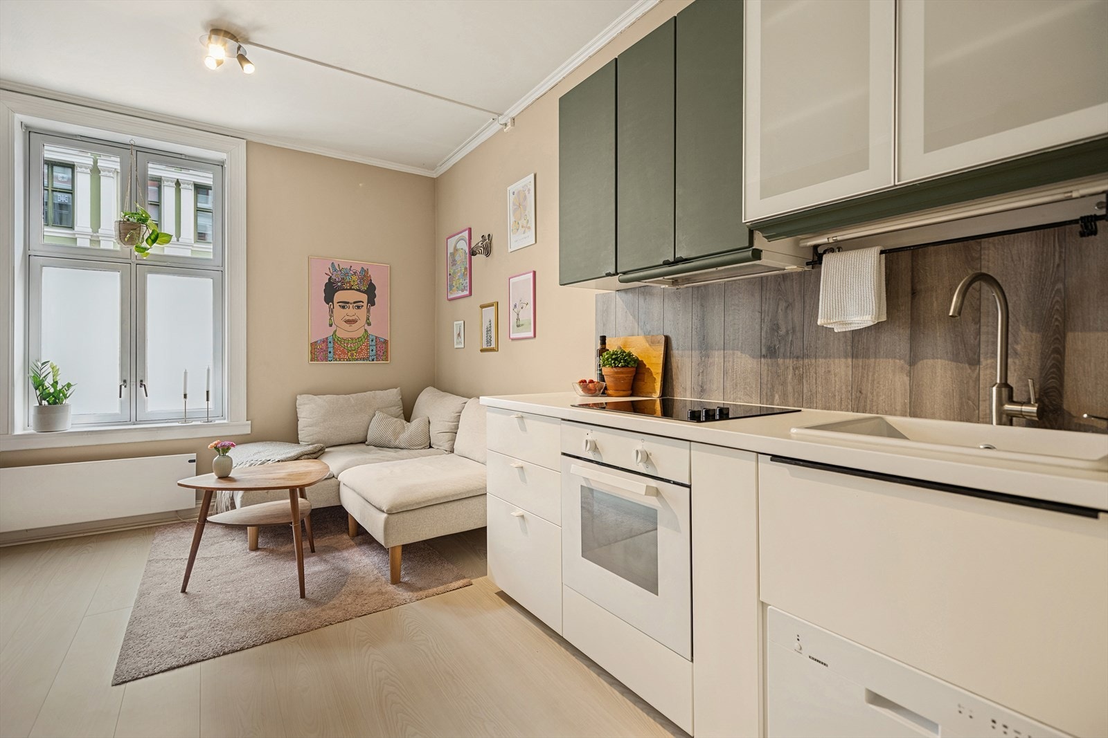 Funksjonelt og pent kjøkken med laminatbenkeplate, nedfelt kum og praktisk veggplate over benkeskap. Integrert stekeovn og platetopp samt ventilasjon via avtrekk gjennom yttervegg. Galleribilde