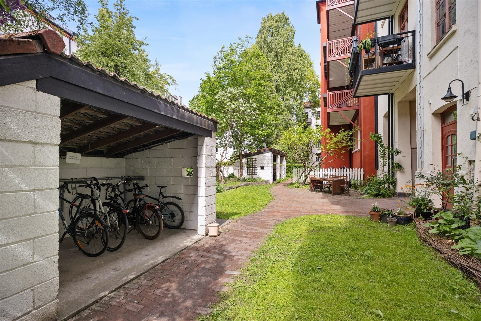 Felles, praktisk sykkelskur i bakgården. Galleribilde