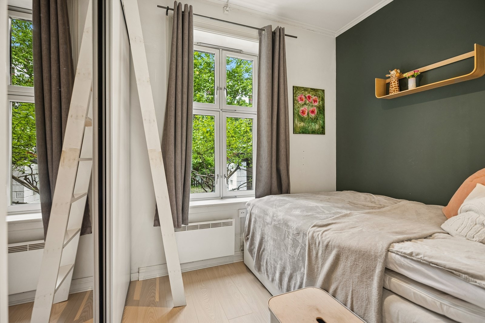Et stille og skjermet soverom vendt mot hyggelig bakgård, som legger til rette for en rolig og behagelig nattesøvn. Galleribilde