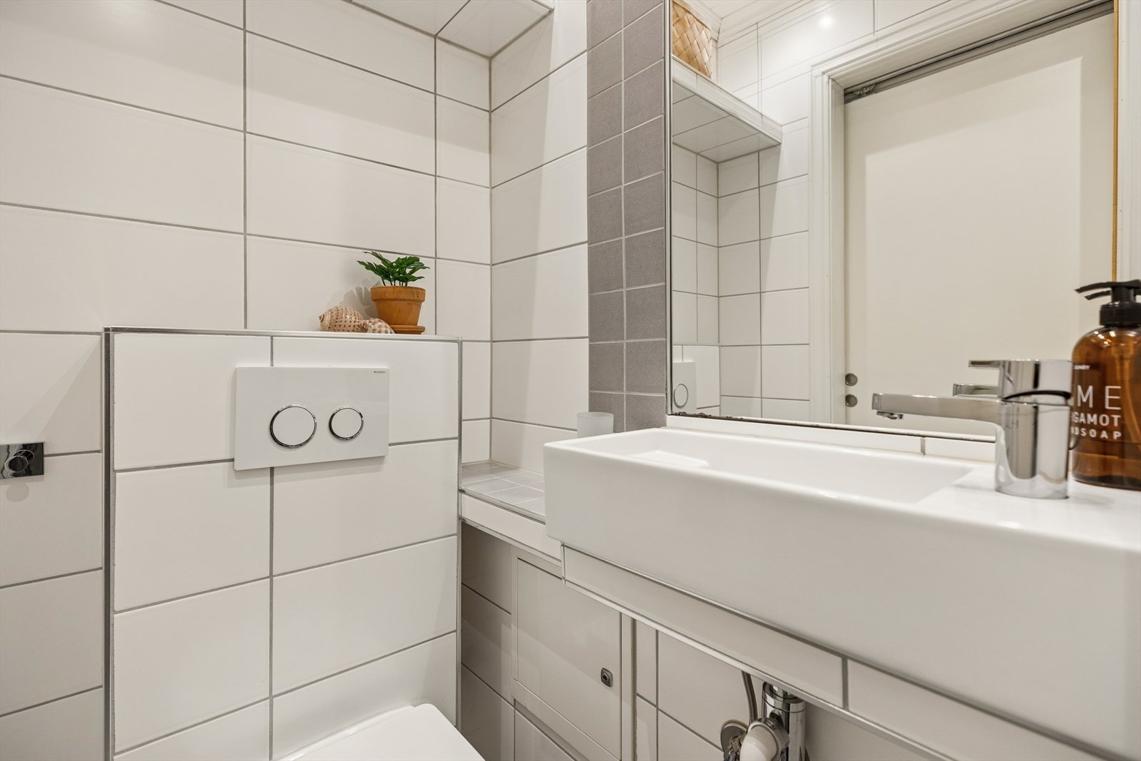 Moderne og funksjonelt bad med flislagte vegger og gulv samt behagelig gulvvarme. Galleribilde