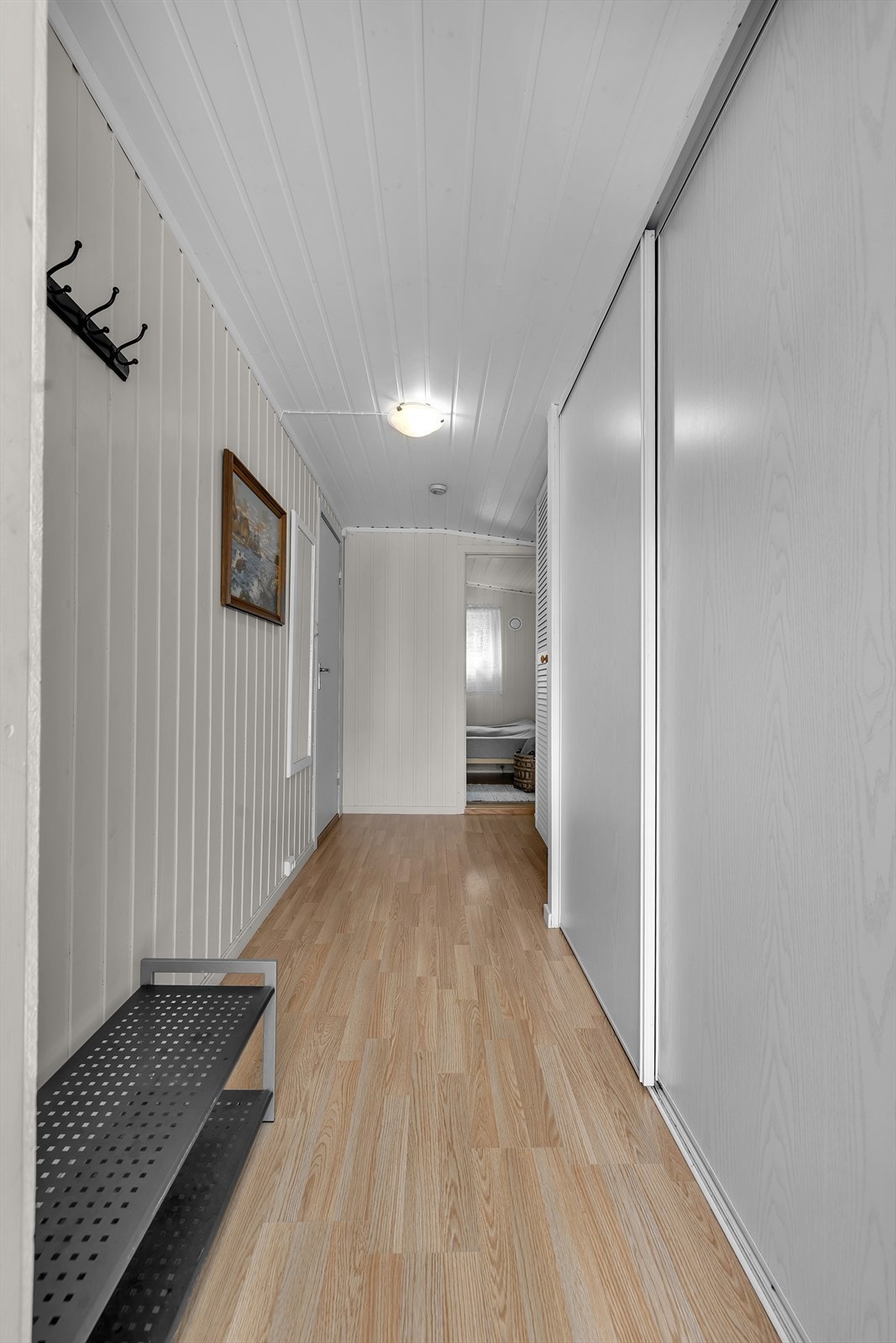 Praktisk skyvedørsgarderobe for oppbevaring Galleribilde