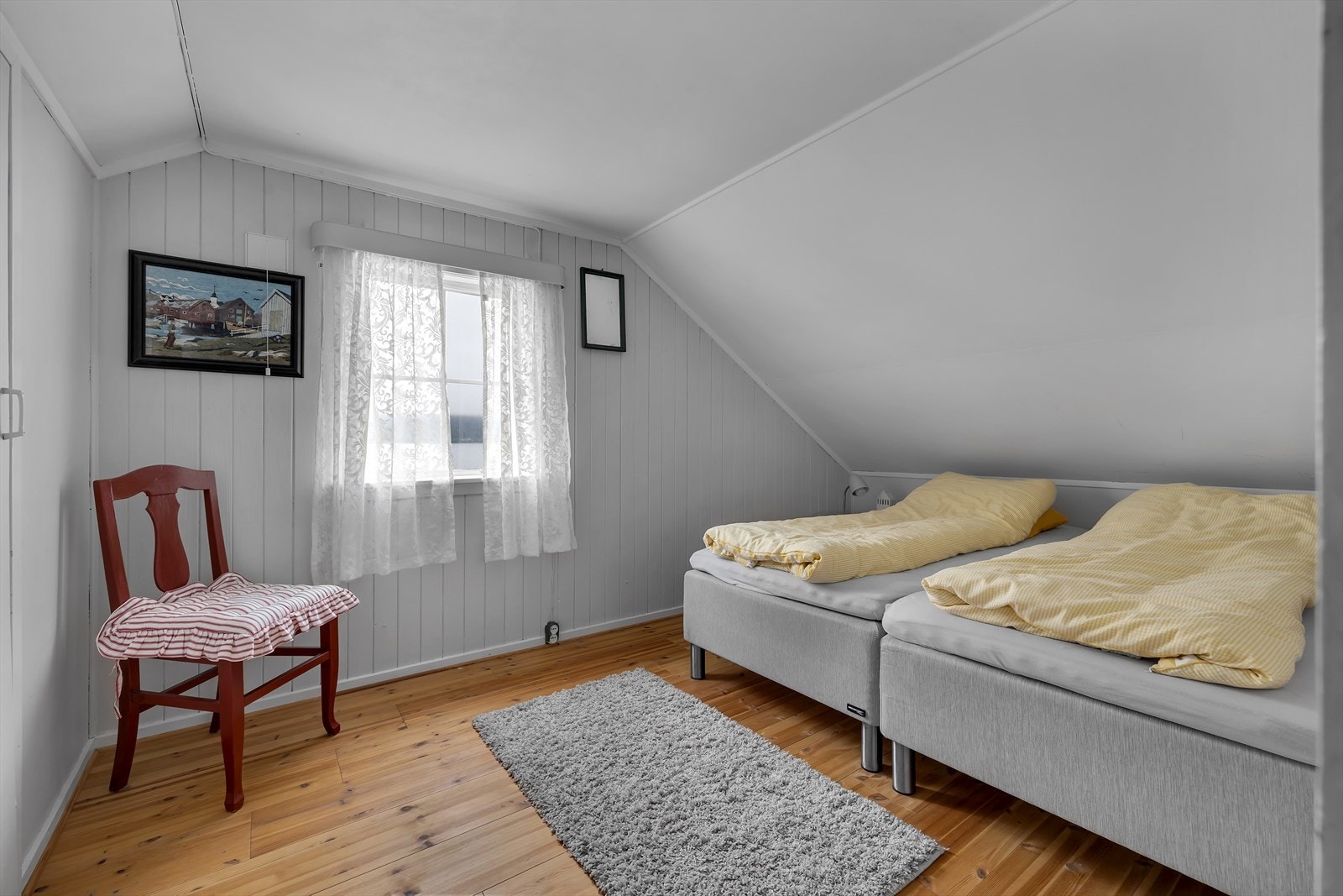 Lyst hovedsoveorm med god plass til stor seng Galleribilde