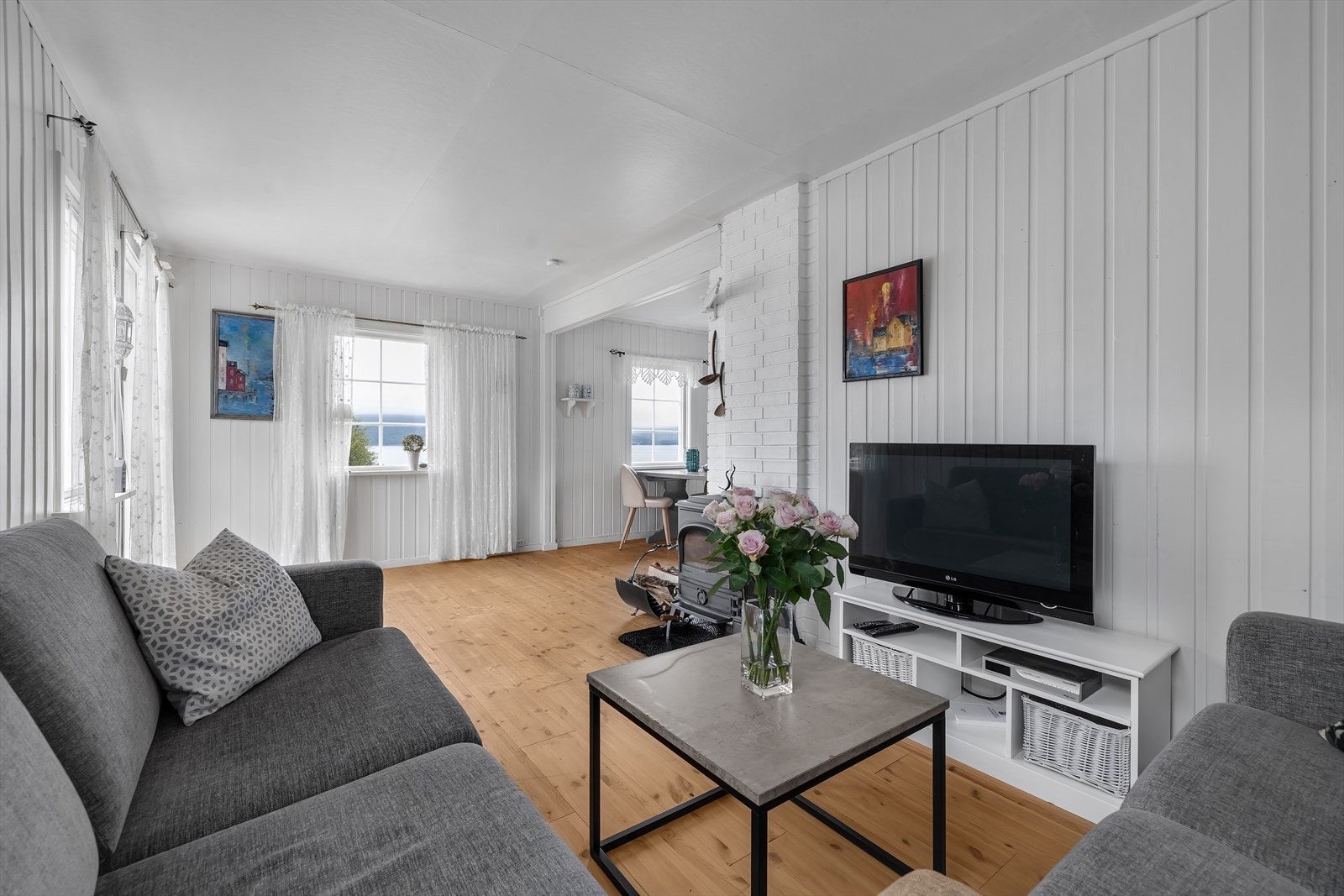 Mye naturlig lysinnslipp fra vinduene i stua Galleribilde
