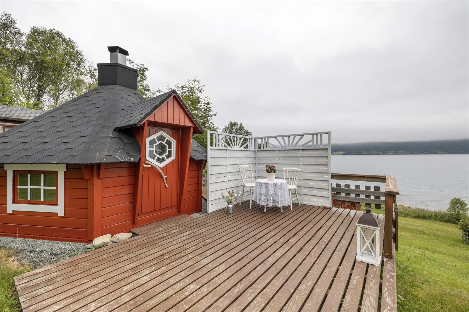 Grillhytte med terrasse utenfor Galleribilde
