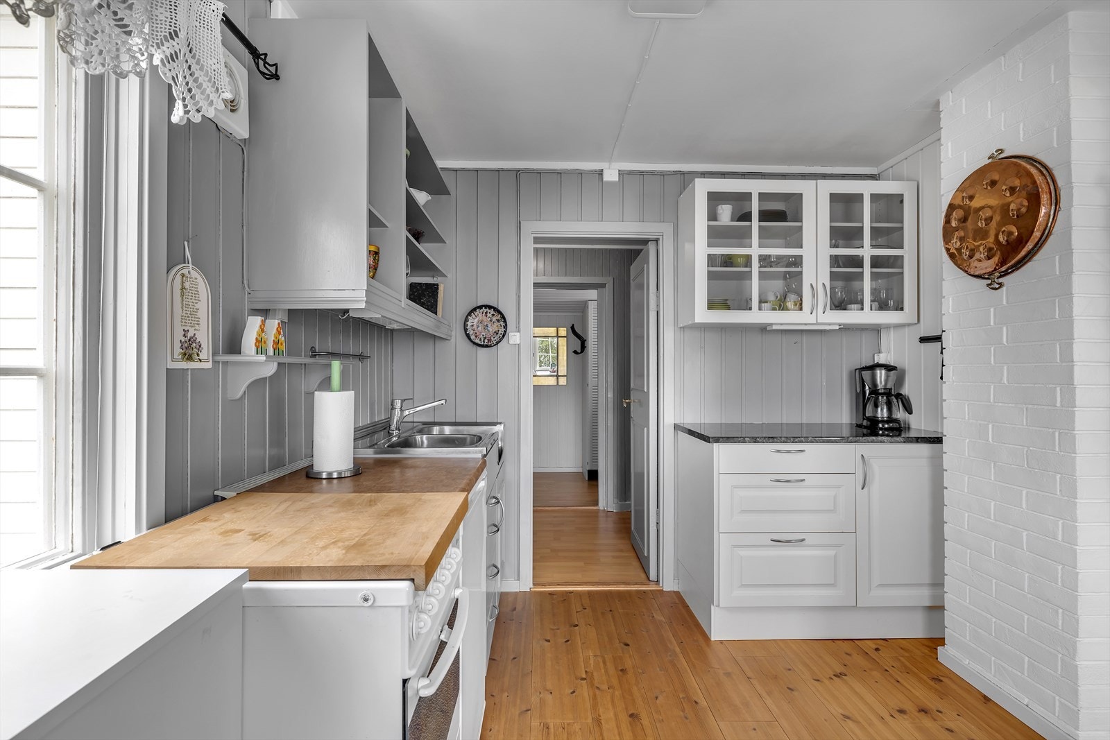 Rikelig med skap- og benkeplass til det man måtte trenge Galleribilde