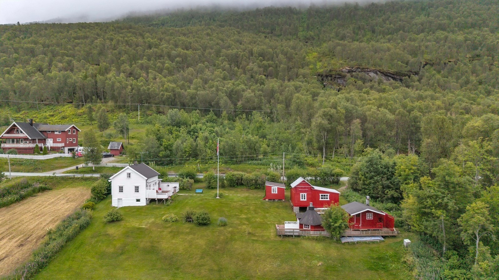 Eiendommen går over 7 mål fra sjøen opp mot berget Galleribilde