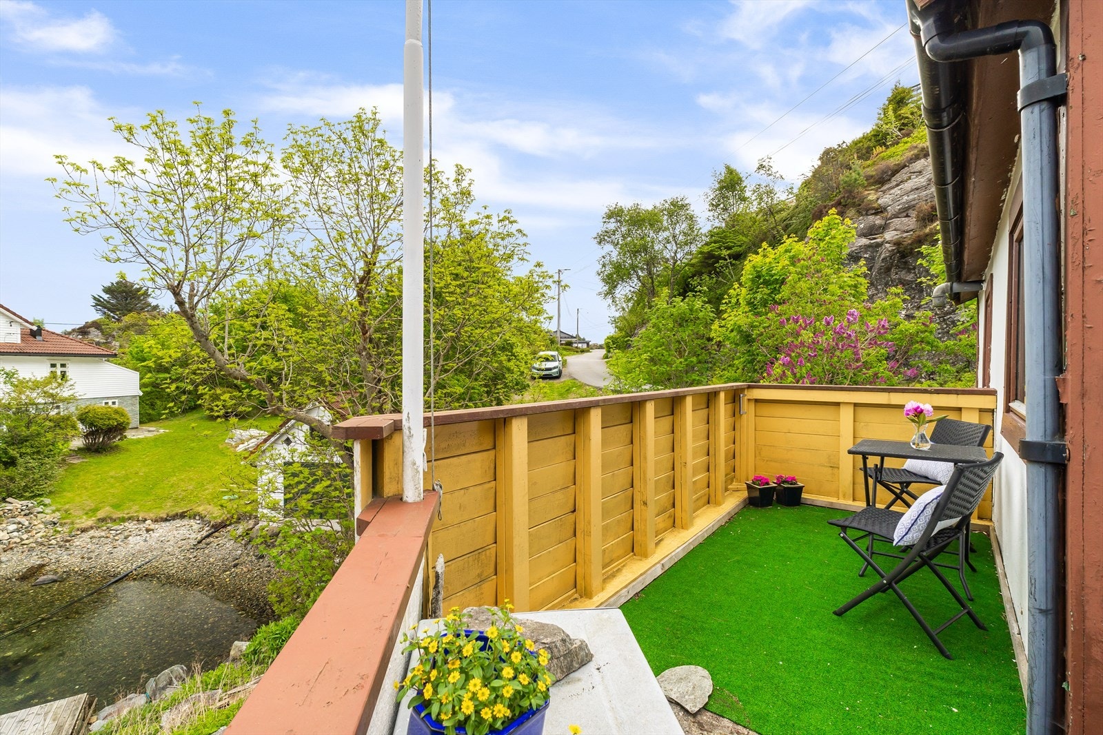 Koselig terrasse med plass til bord og stoler hvor man kan nyte solen og utsikten. Galleribilde