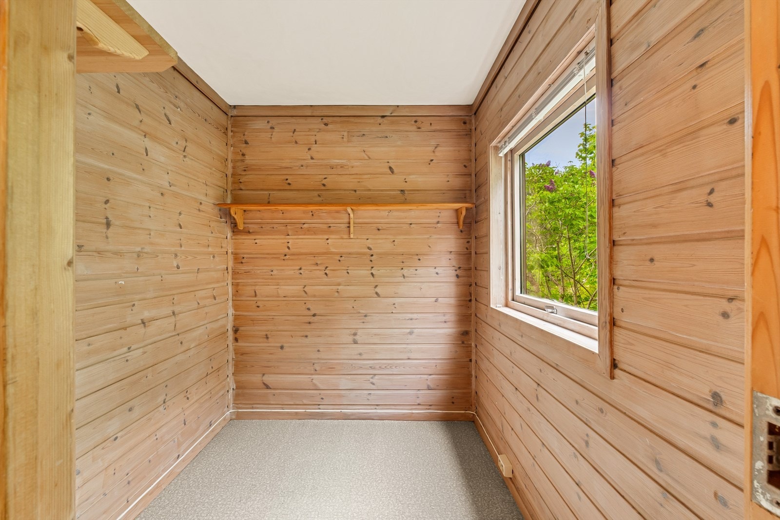 Soverommet måler 3,8 m² og har en stor vindusflate som slipper inn rikelig med naturlig lys. Galleribilde