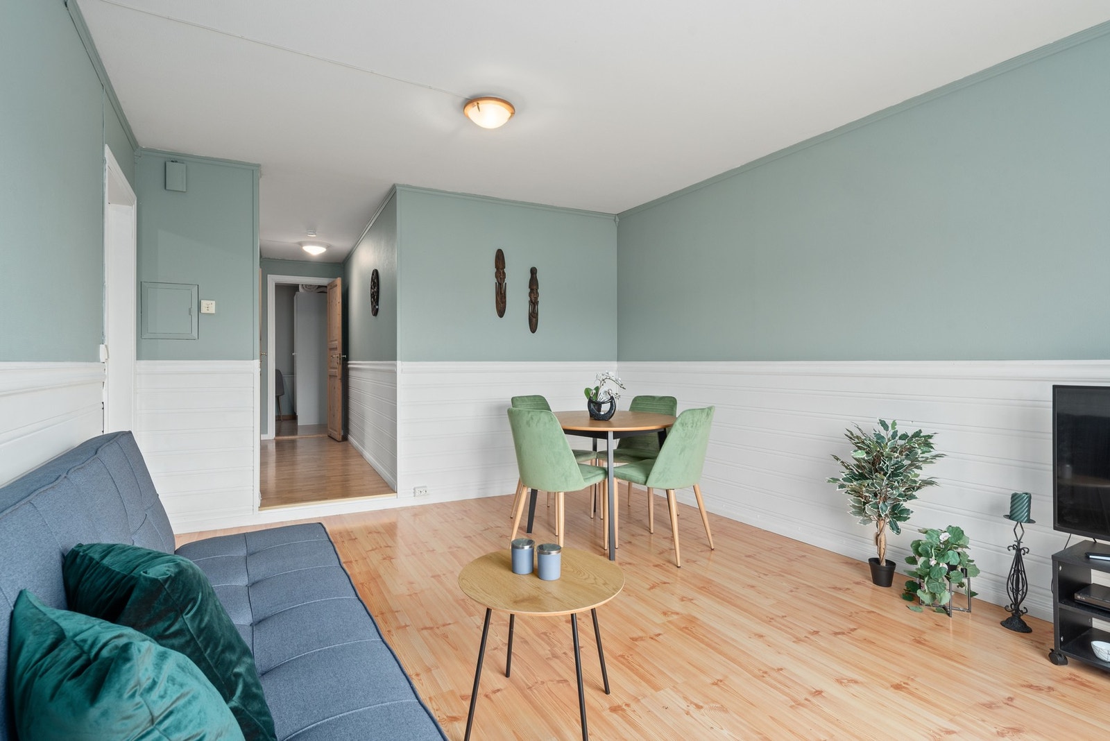 Det er plass til både sofagruppe og spisegruppe i stuen. Galleribilde