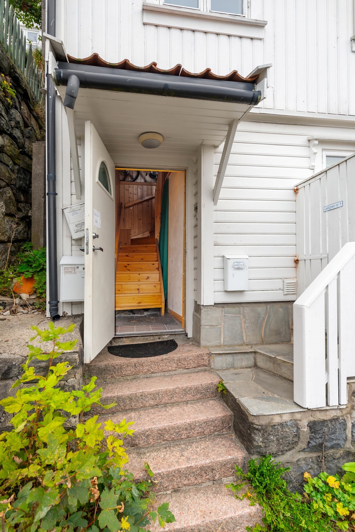 Felles inngang for leilighetene i bygget. Galleribilde