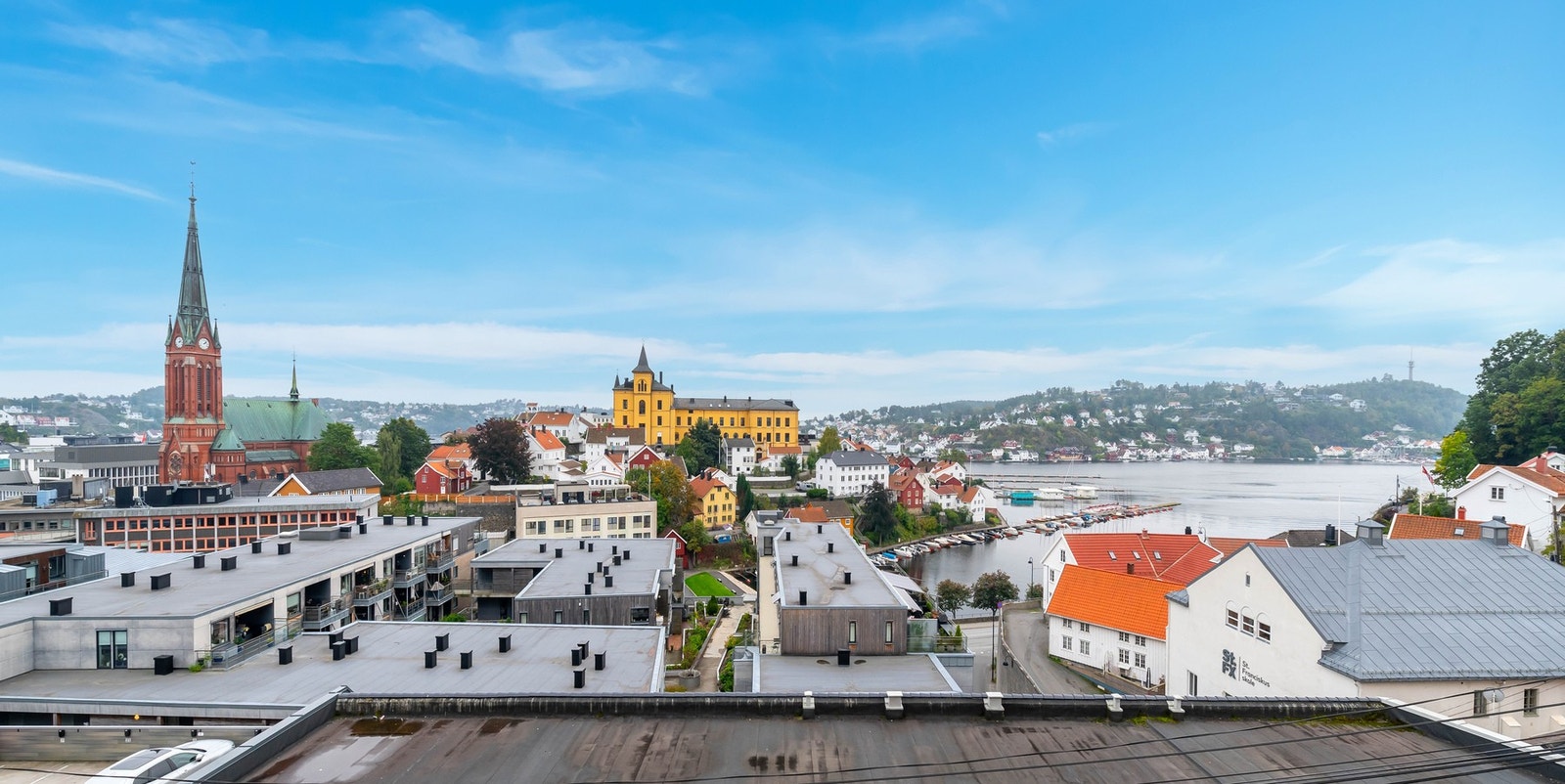 Man ser også mange av de eldre, karakteristiske byggene på Tyholmen i Arendal. Galleribilde