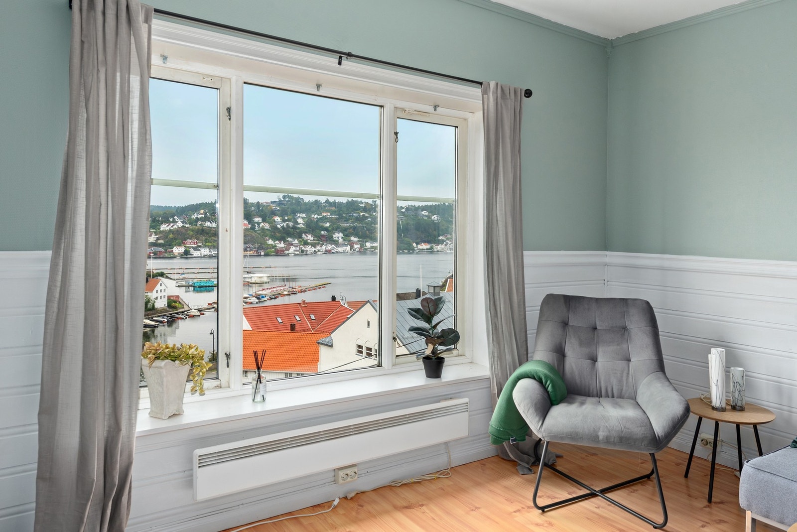 Fin utsikt fra stuevindu mot sjøen. Galleribilde