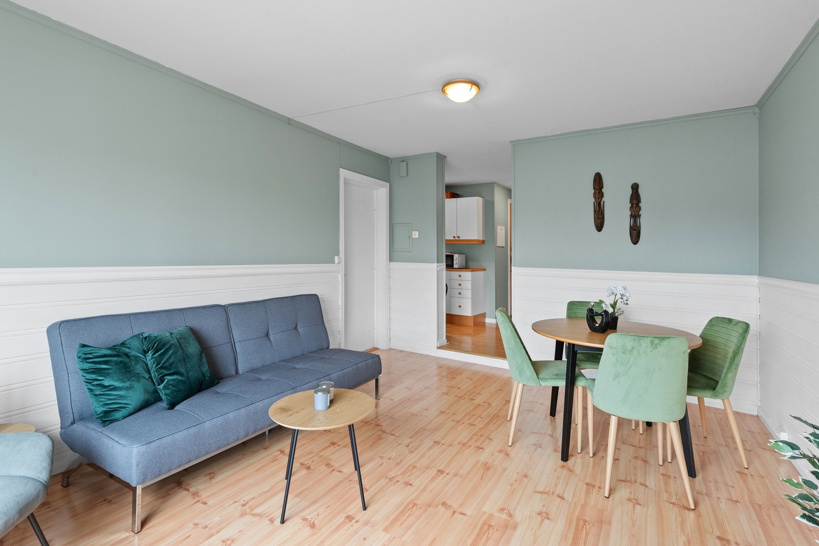 Det er plass til både sofagruppe og spisegruppe i stuen. Galleribilde