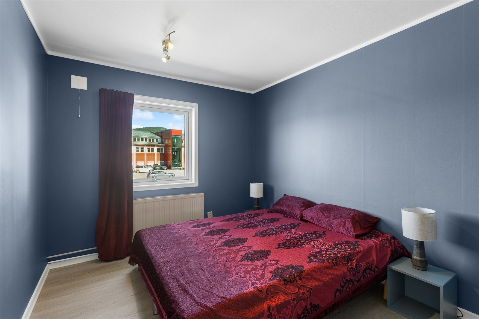 Soverom med plass til dobbeltseng og garderobeskap. Galleribilde