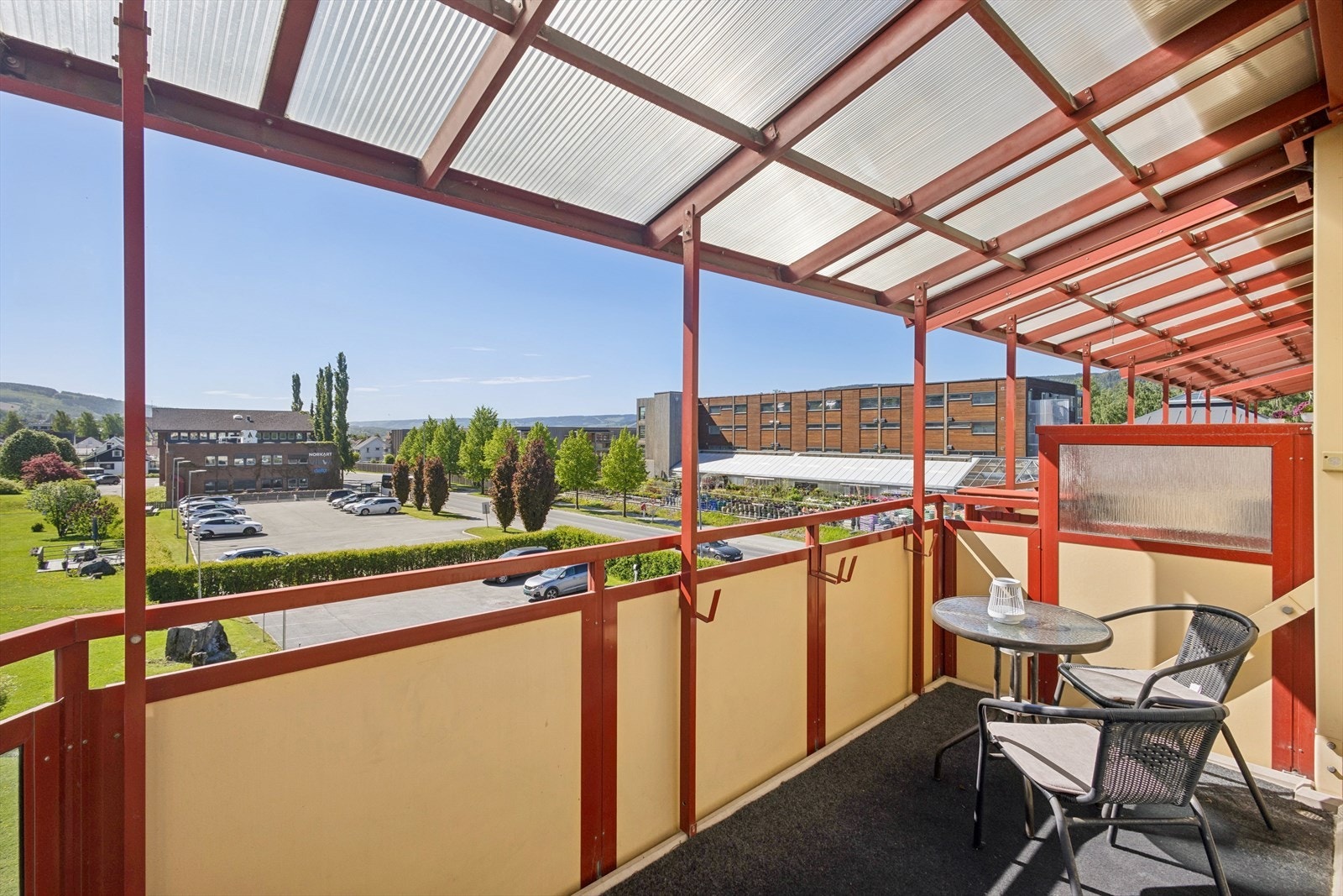 Fra stuen er det utgang til en sørvendt og overbygd veranda på 8 m². Galleribilde