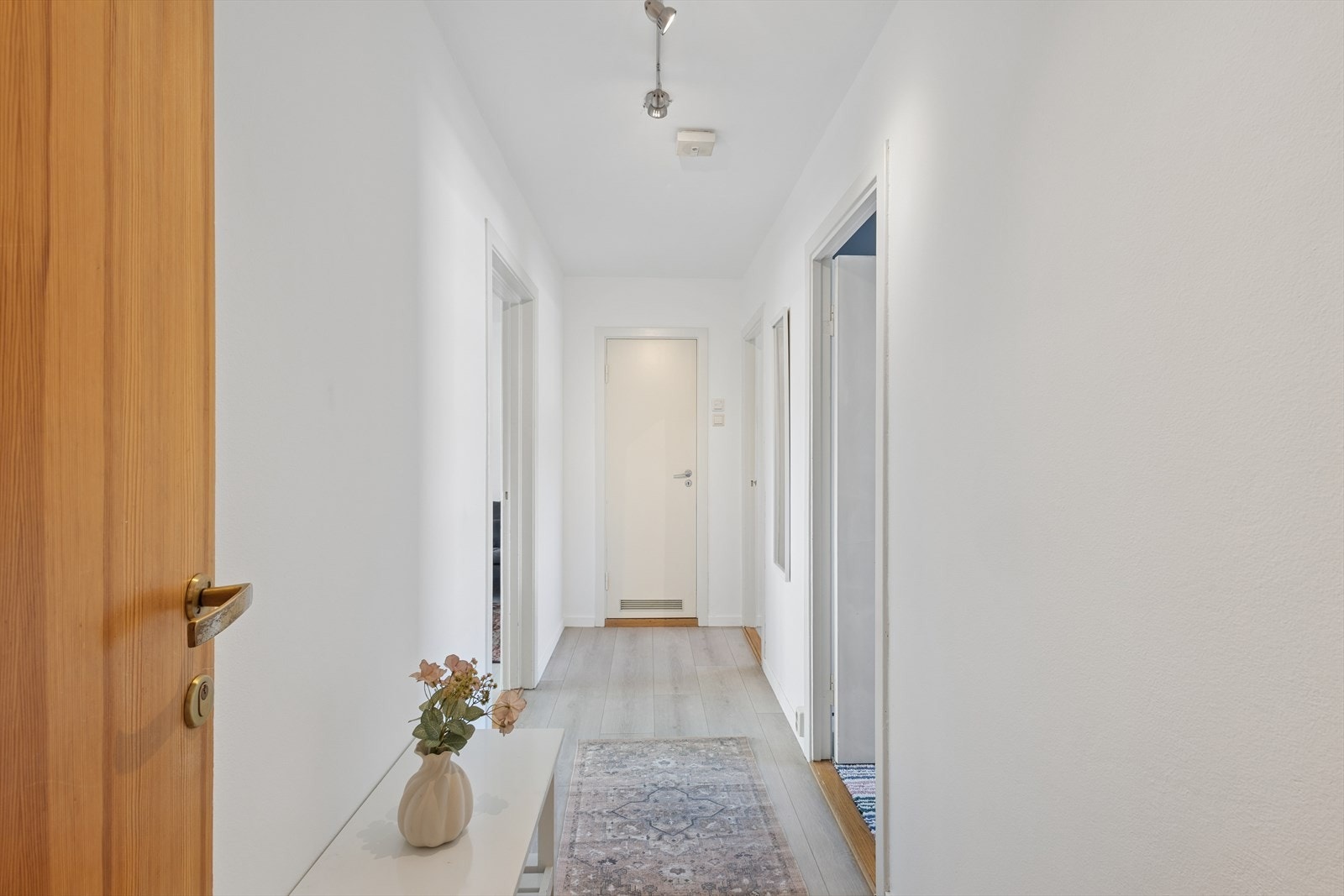 Entréen binder sammen leilighetens rom og har laminat på gulvet. Galleribilde